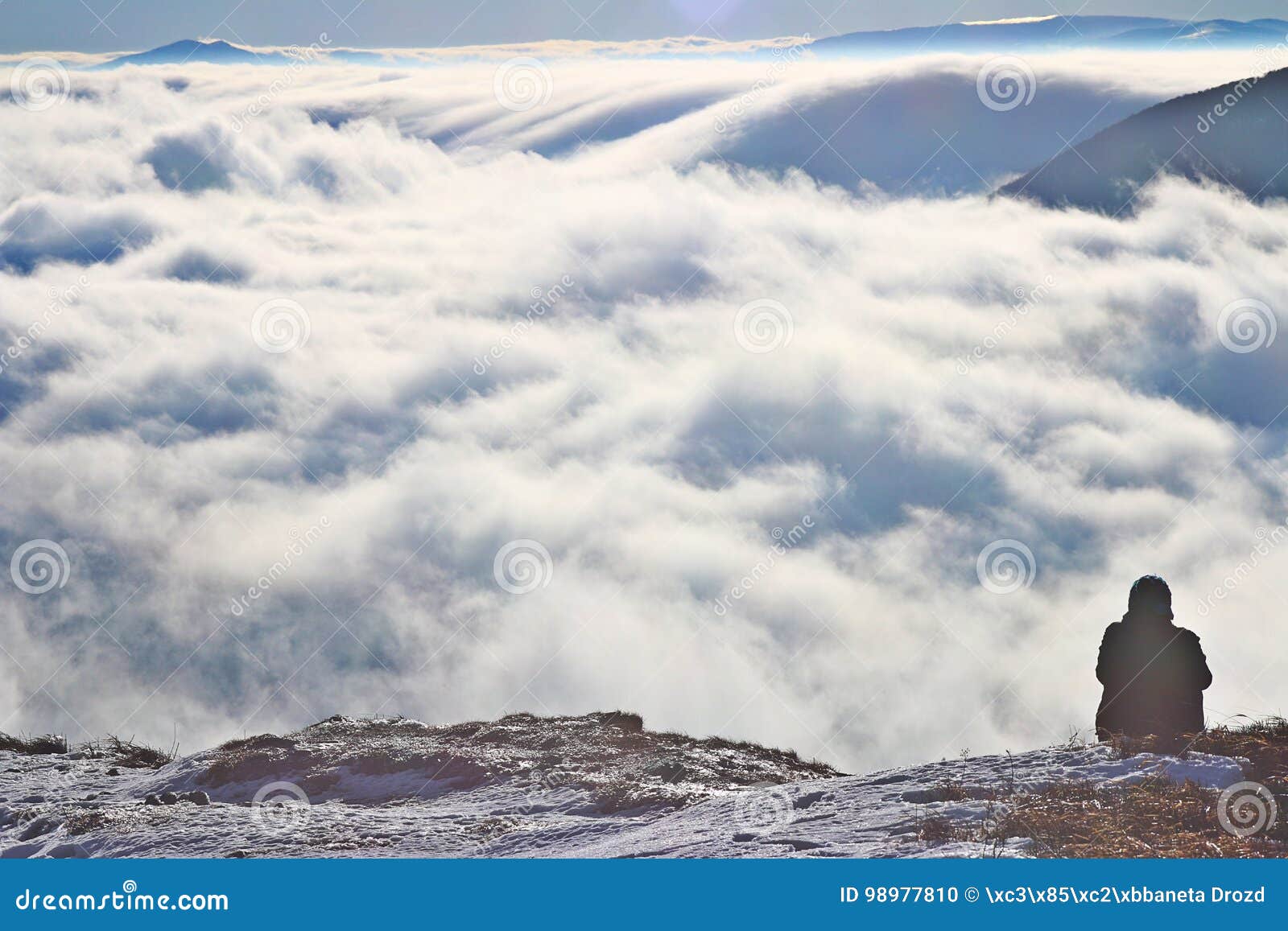 Nuvole sullo ska del „di WetliÅ di onina del ‚di PoÅ in montagne di Bieszczady. Vista dallo ska del „di WetliÅ di onina del ‚di PoÅ sulle montagne di Bieszczady, nuvole che vanno giù a causa dell'inversione di temperatura