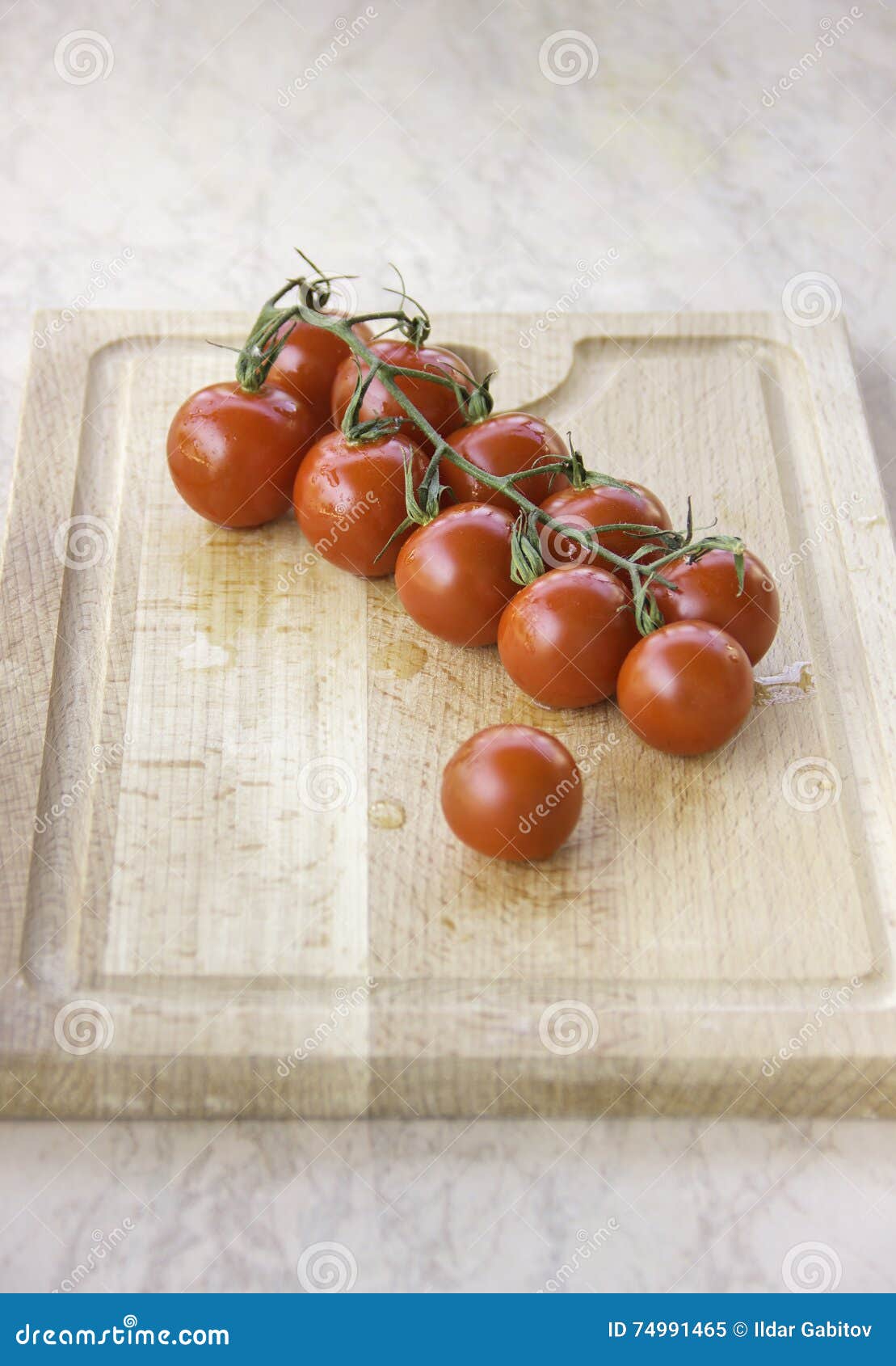 Nya saftiga röda körsbärsröda tomater. Nya våta saftiga körsbärsröda tomater på träbräde