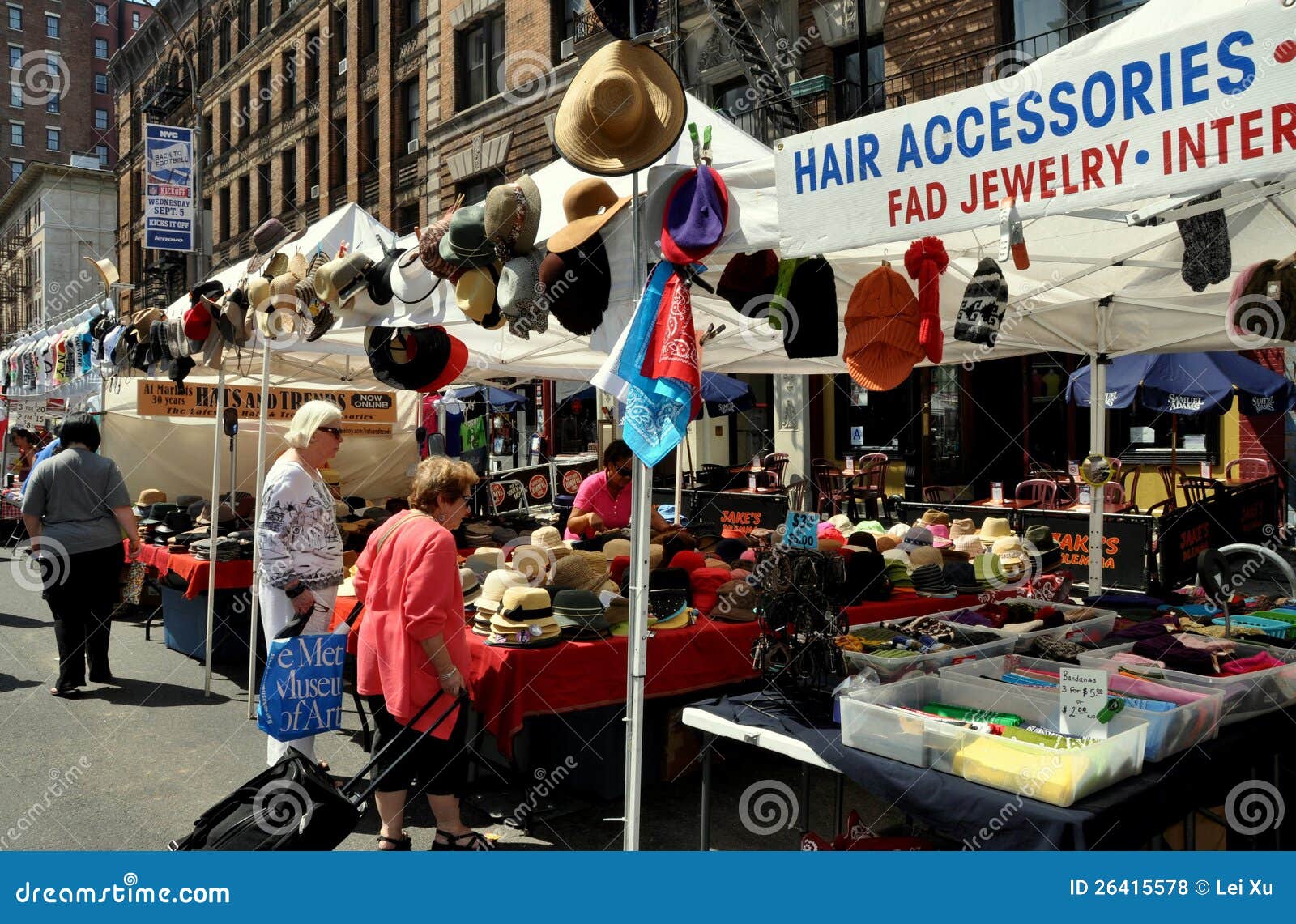 NYC: Amsterdam-Alleen-Straßen-Festival-Stände. Stände des Verkäufers bieten eine große Vielfalt der Produkte am jährlichen Amsterdam-Alleen-Straßen-Festival auf Manhattans oberer Westseite in New York City an.