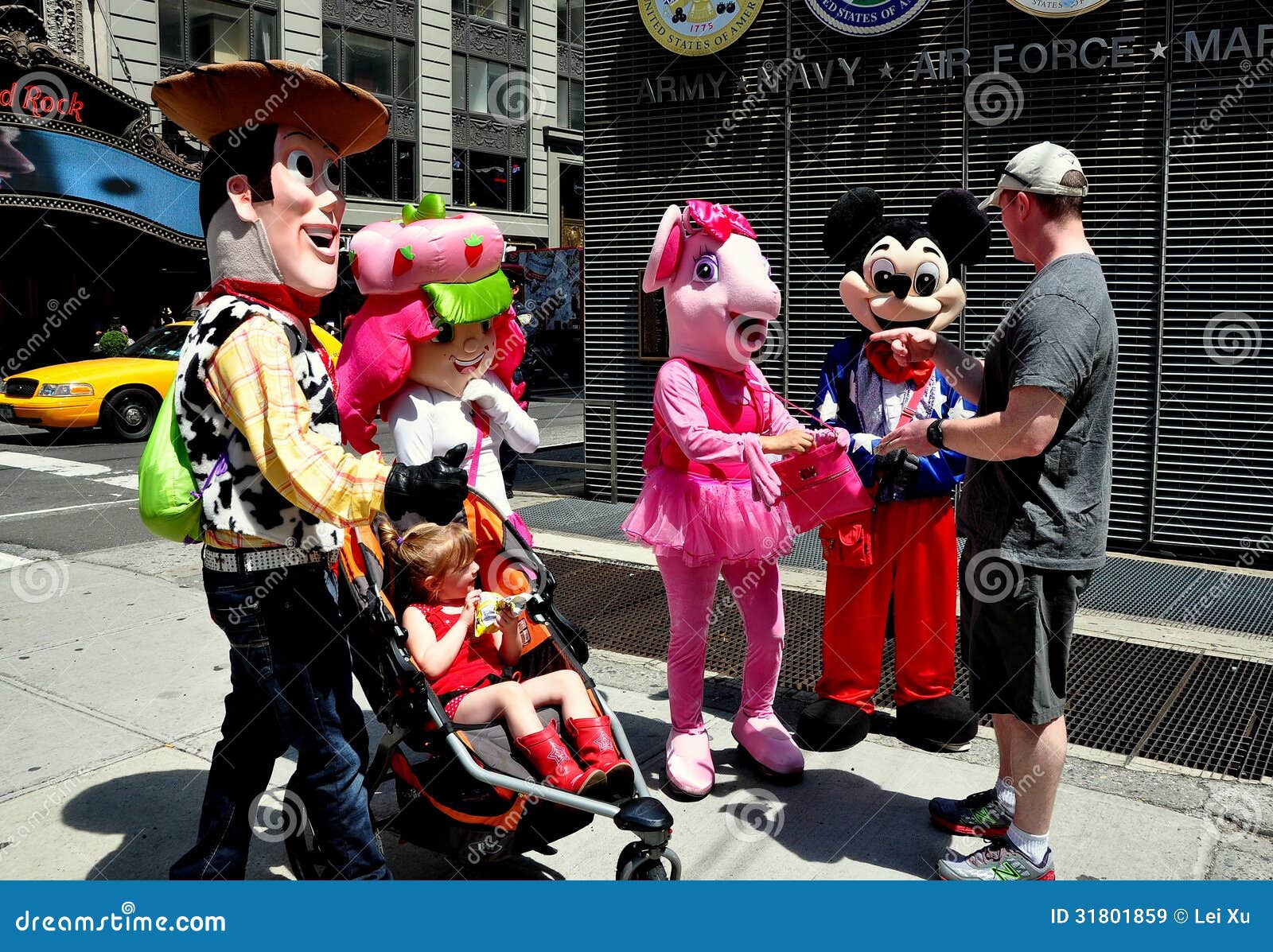 NYC: De Karakters van Times Squaredisney. De actoren kleedden zich aangezien de karakters van Disney geanimeerde films toeristen in het Times Square van NYC begroeten om foto's met hen te nemen - en om uiteinden te verzoeken.