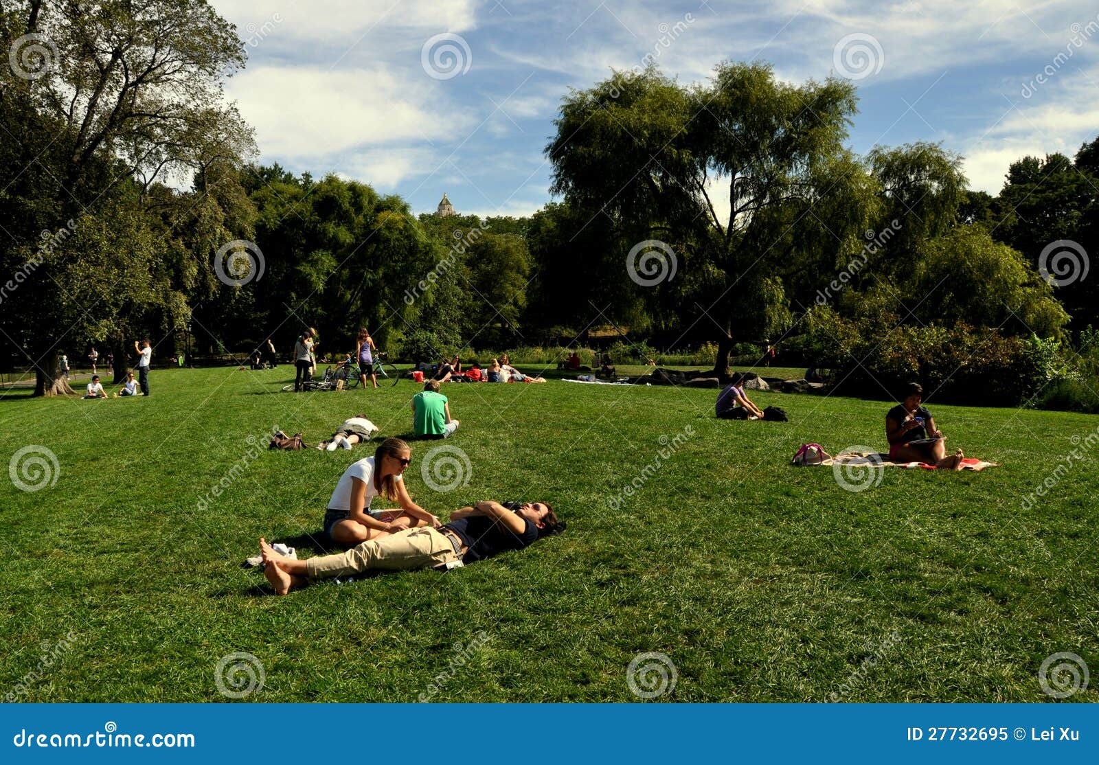 NYC Prendendo Il Sole in Central Park Immagine Editoriale Immagine