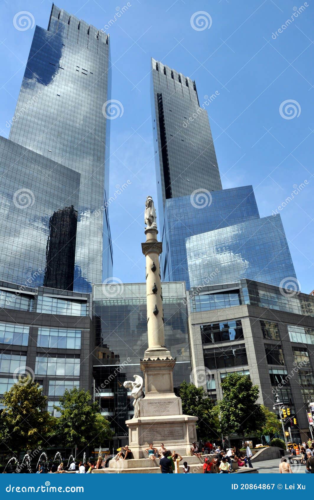 NYC: Zeit-Warner Mitte am Columbus-Kreis. Die Spalte Christopher-Columbus, die mit einer Statue des berühmten Forschers überstiegen wird, steht in der Mitte des Columbus-Kreises NYCS mit der luxuriösen Zeit-Warner Mitte im Hintergrund.