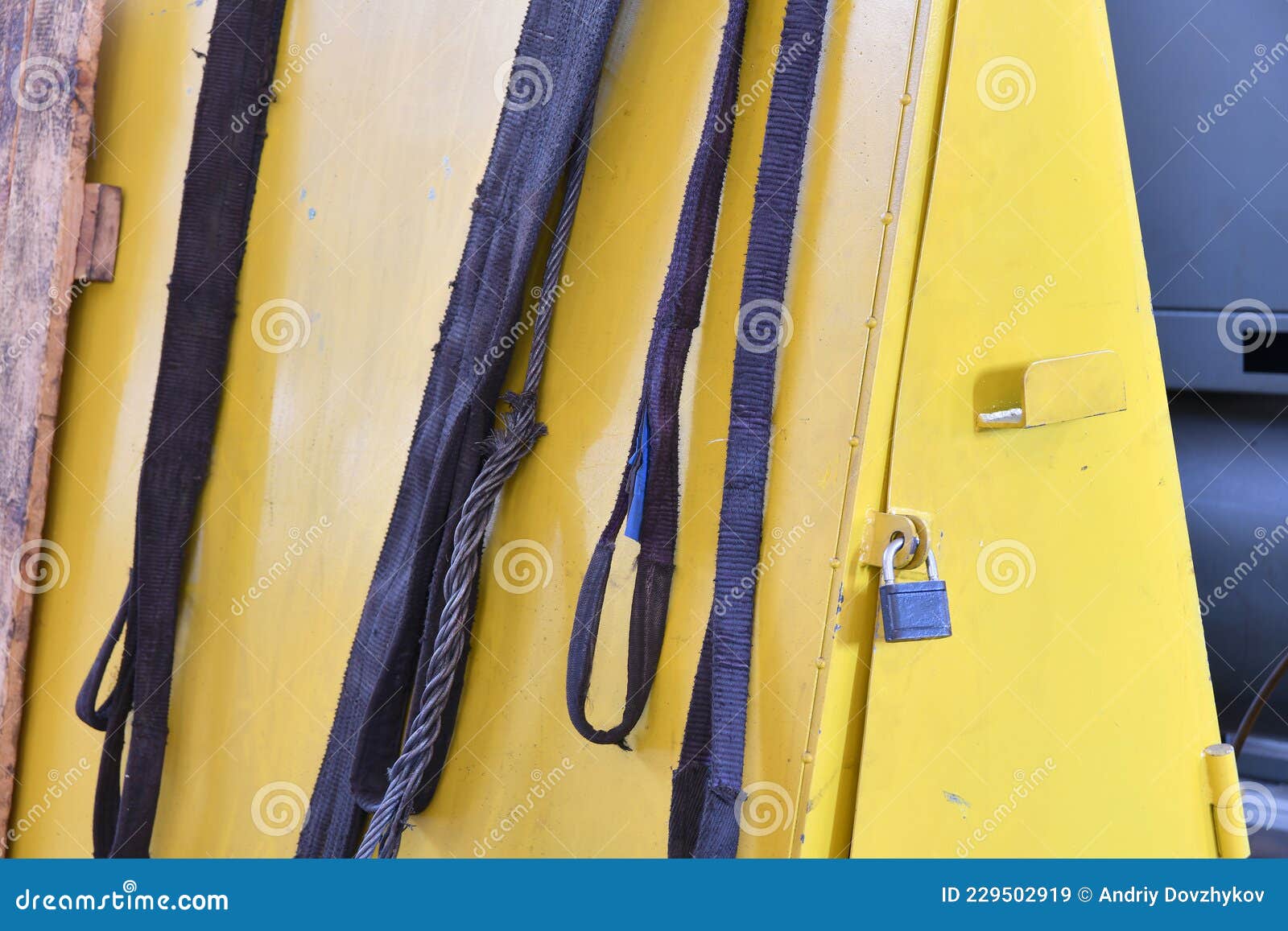 Nylon Slings for Lifting Loads on the Telpher Crane Lie on the Rack
