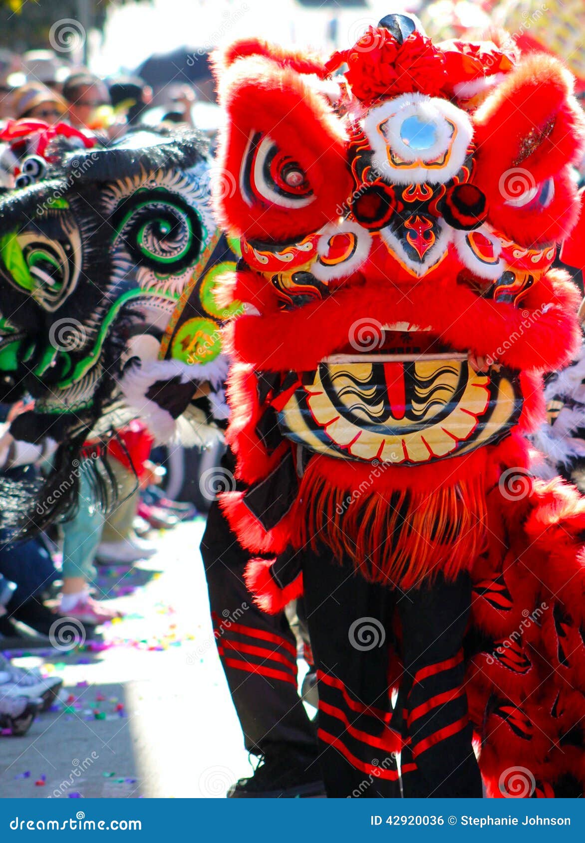 Nytt år för kinesisk drake. Detta är ett foto av en röd och svart kinesisk drake för nytt år som marscherar ner gatorna av Los Angeles Kalifornien