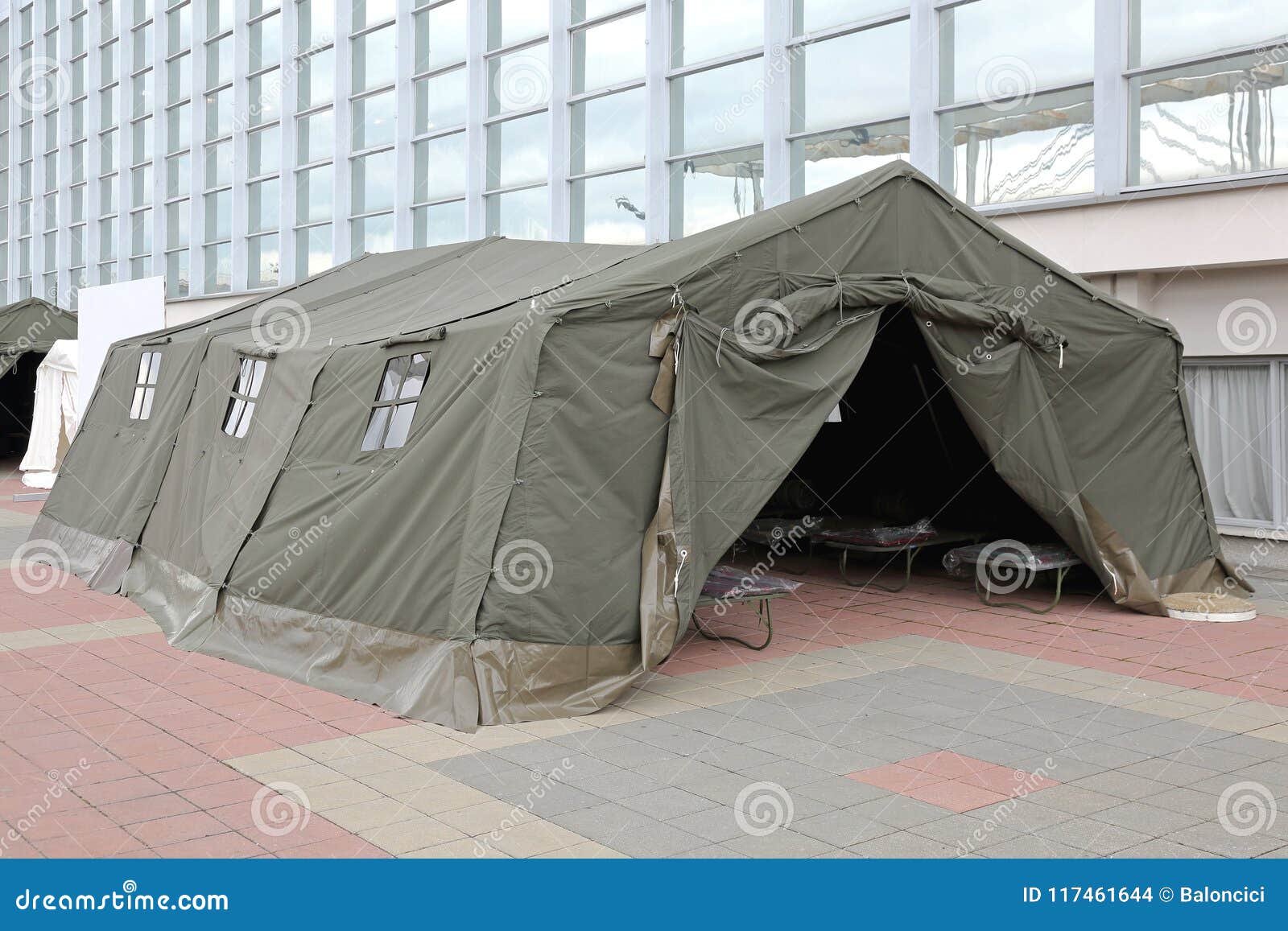 Nöd tält arkivfoto. Bild av astronomisk 117461644 Uppblåsbar militär lättnad medicinsk räddning flykting tält