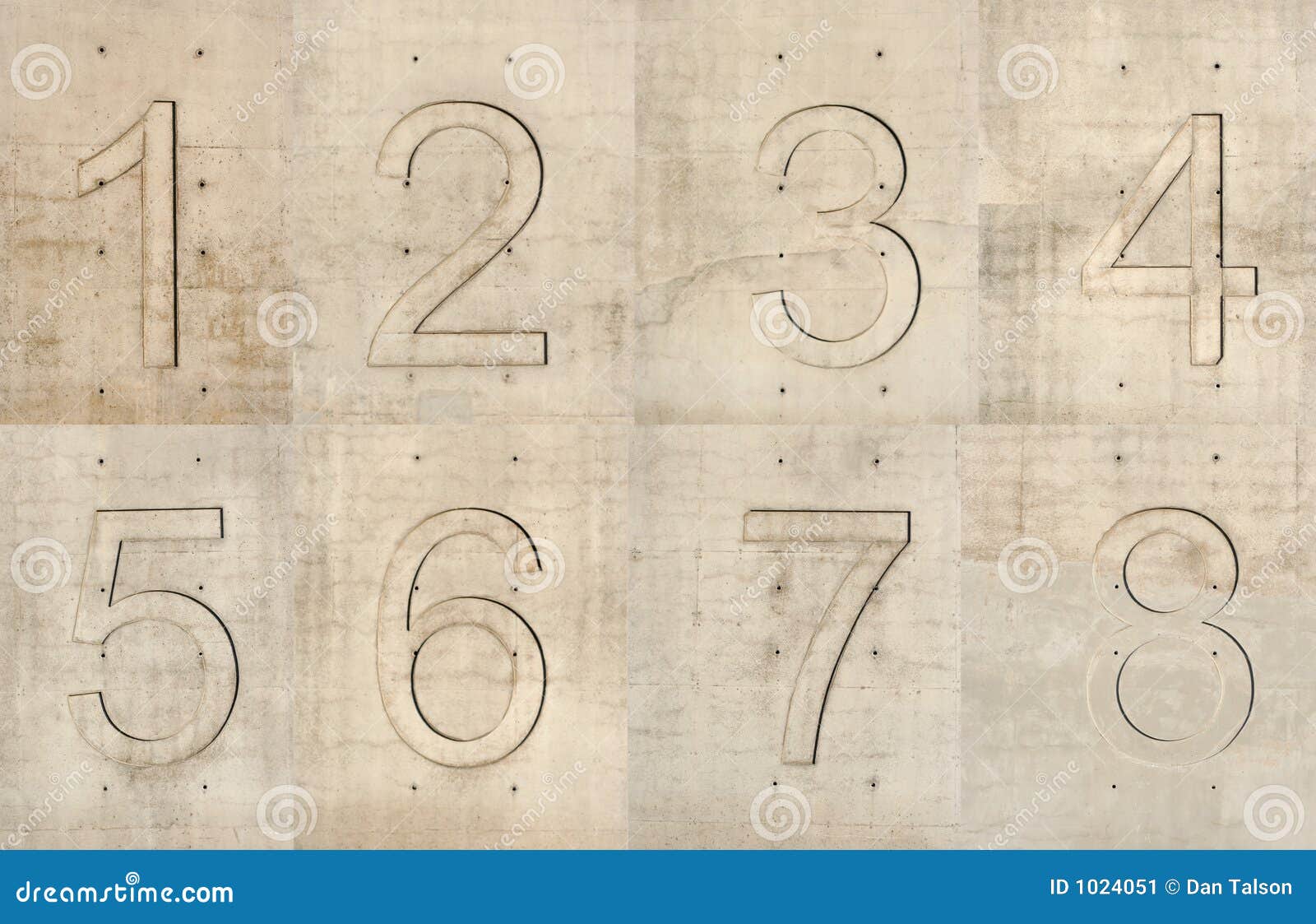 Números concretos. Grandes números grabados en el muro de cemento dispuesto en el orden