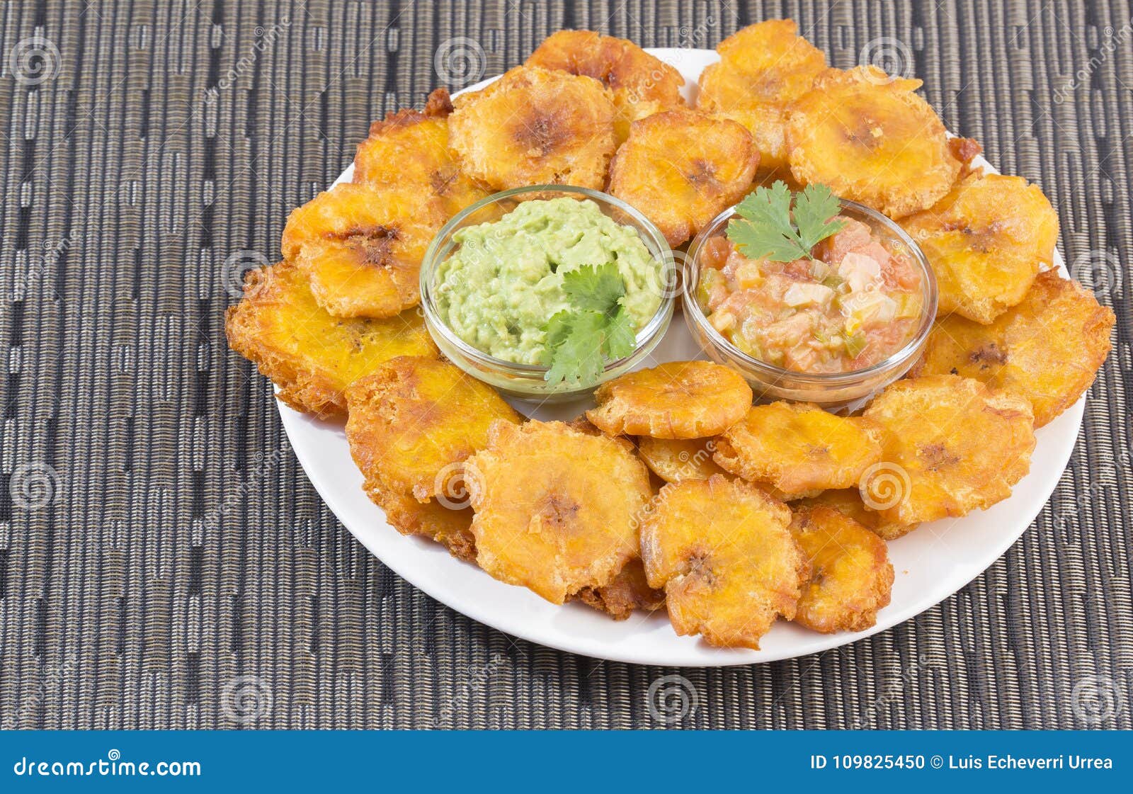 O N De Pataca Fritou Partes Aplainadas Do Verde N Do Tosta Do Banana Da Terra Tachino Foto De Stock Imagem De Prato Fresco 109825450