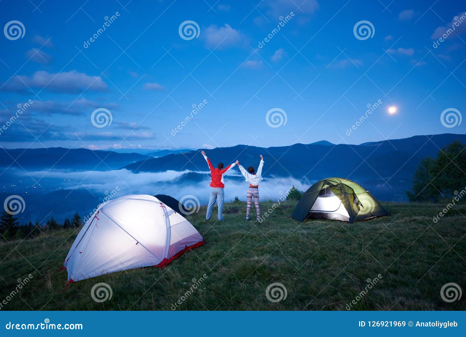 ACAMPAMENTO NO MEIO DAS MONTANHAS