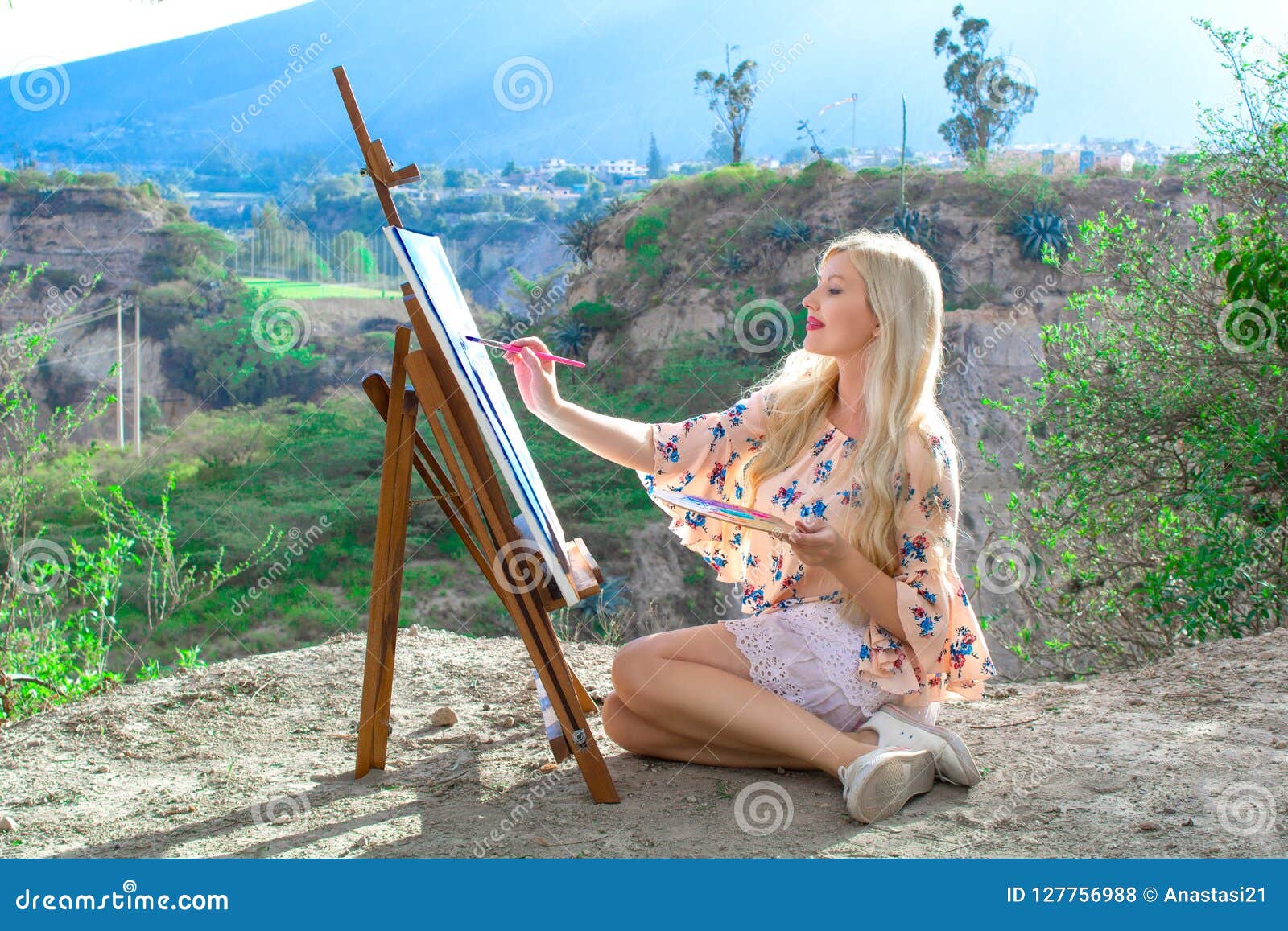 Caucasiana menina pintura com mãos coloridas pinta em casa