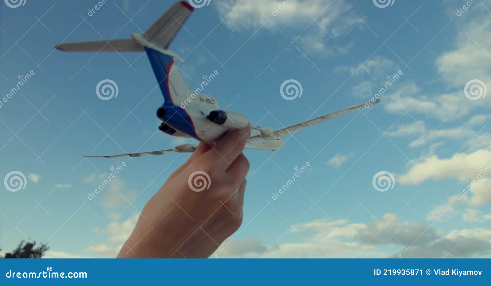 Avião De Brinquedo No Céu. Jogo Ao Ar Livre Imagem de Stock - Imagem de  curso, mosca: 189672239