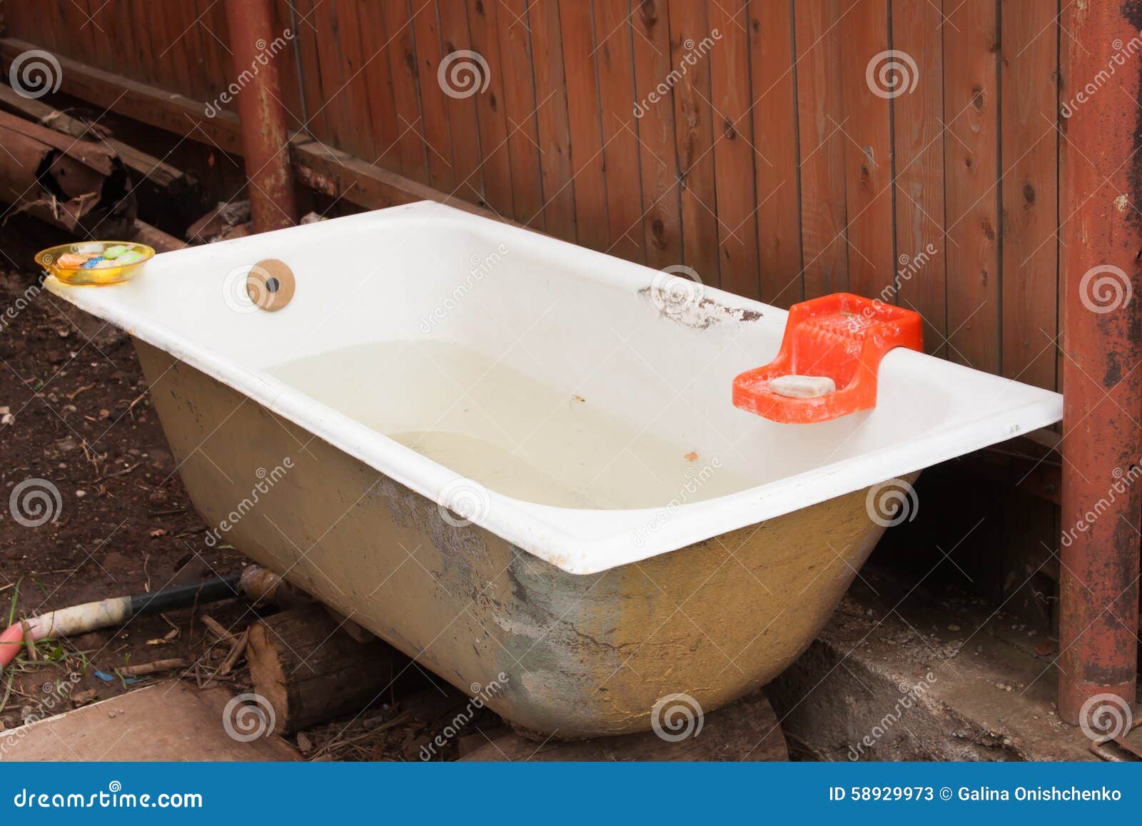 Ванна чугунная авито. Старая ванна. Старая чугунная ванна. Старая чугунная ванна на даче. Чугунная ванна в огороде.