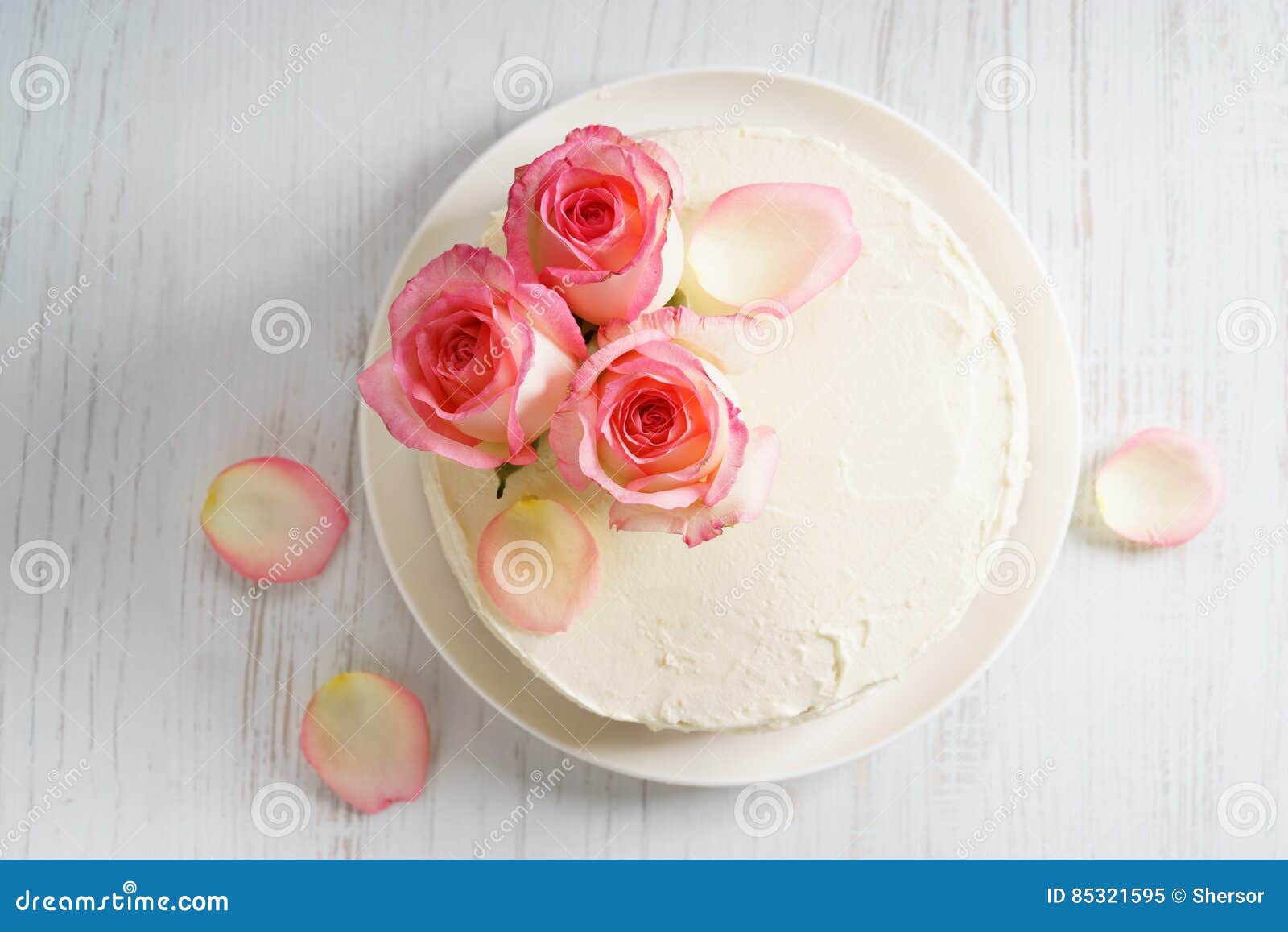 Bolos nus bonitos decorados com macaron e flor rosa em fundo de