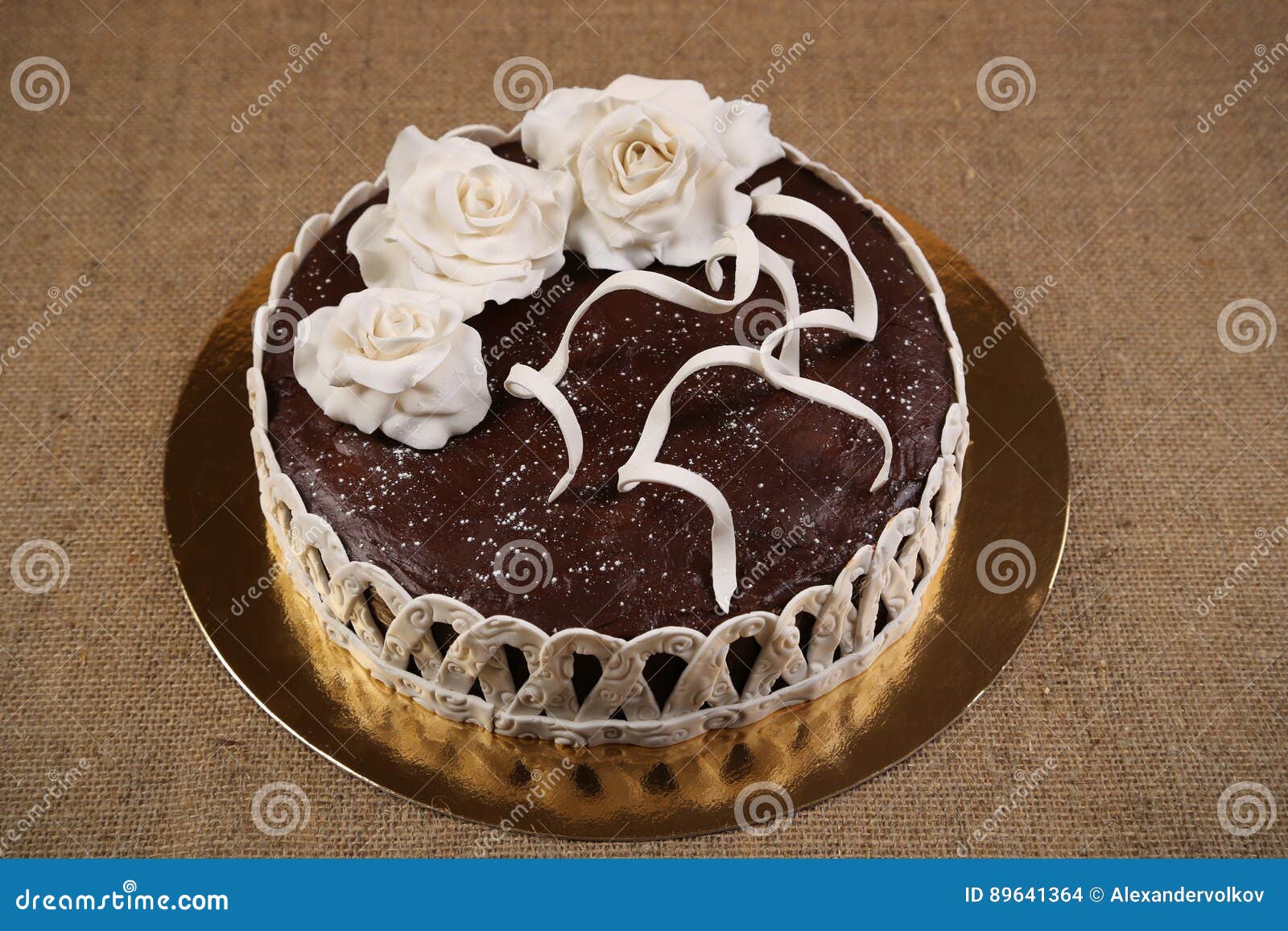 O Bolo De Chocolate Decorou As Flores Brancas Do Fundente Foto de Stock -  Imagem de chocolate, presente: 89641364