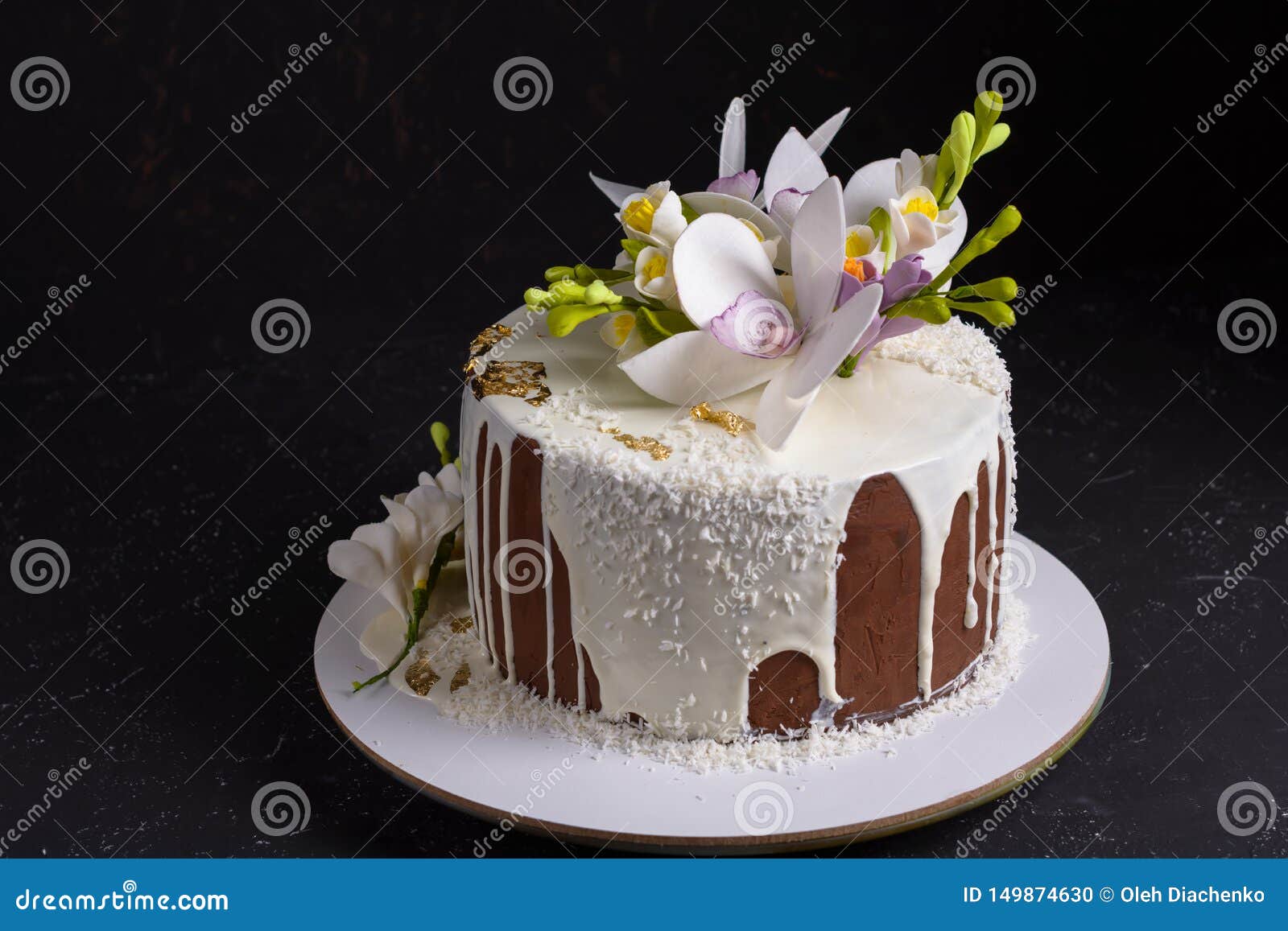 O Bolo De Chocolate Decorou Com Flores E Derramou a Crosta De Gelo Branca  No Fundo De Pedra Preto Foto de Stock - Imagem de preto, confeitaria:  149874630