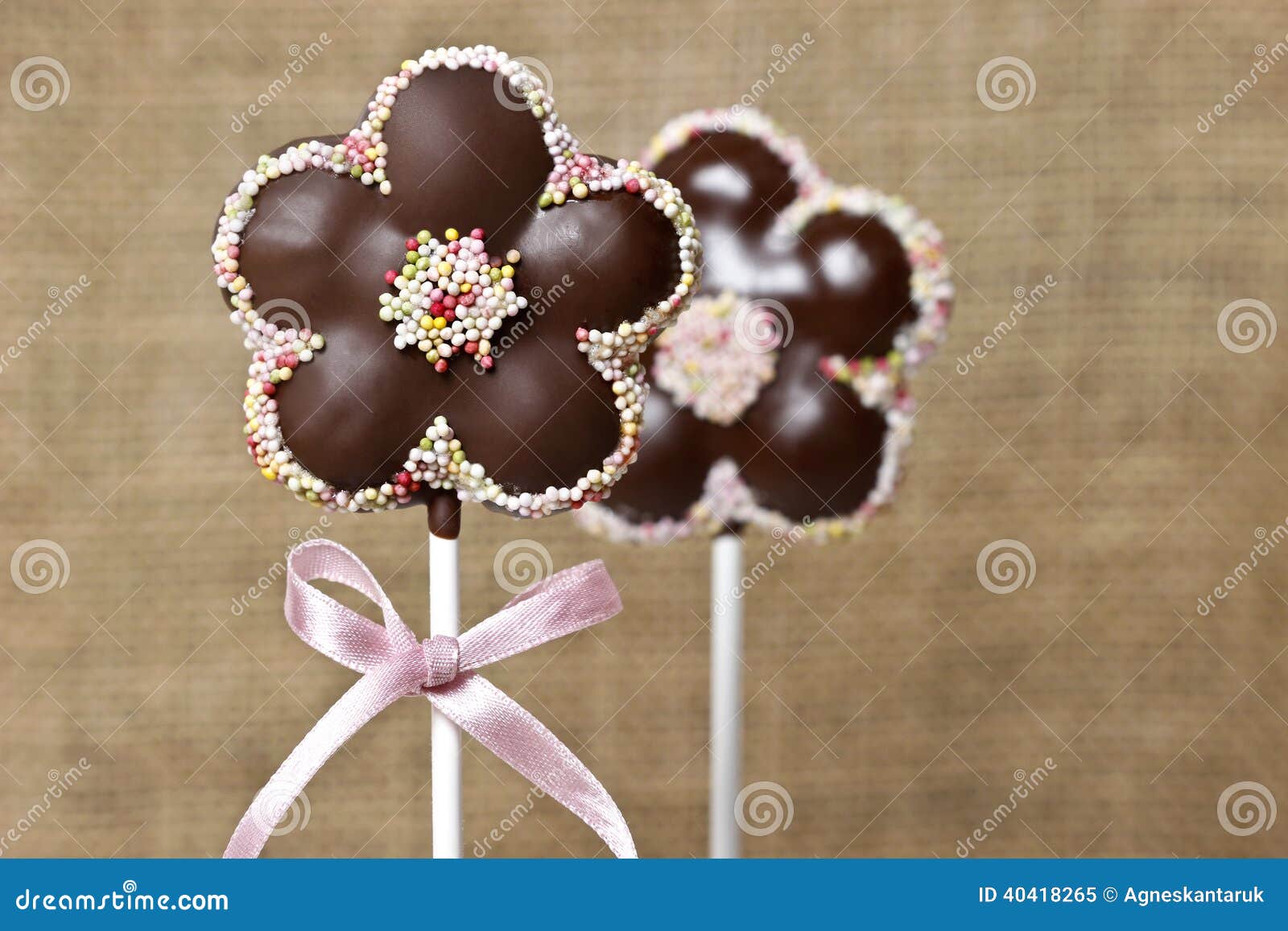 O Bolo De Chocolate Estala Na Forma Da Flor Imagem de Stock - Imagem de  pirulito, luxo: 40418265