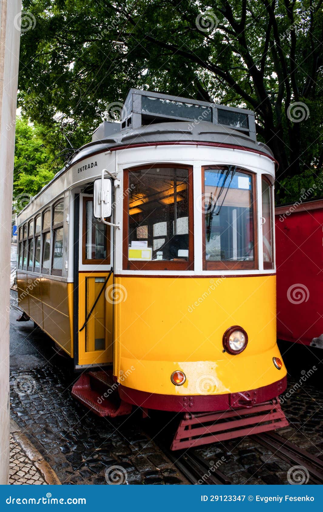 O bonde amarelo. O transporte o mais popular entre os turistas em Lisboa, Portugal