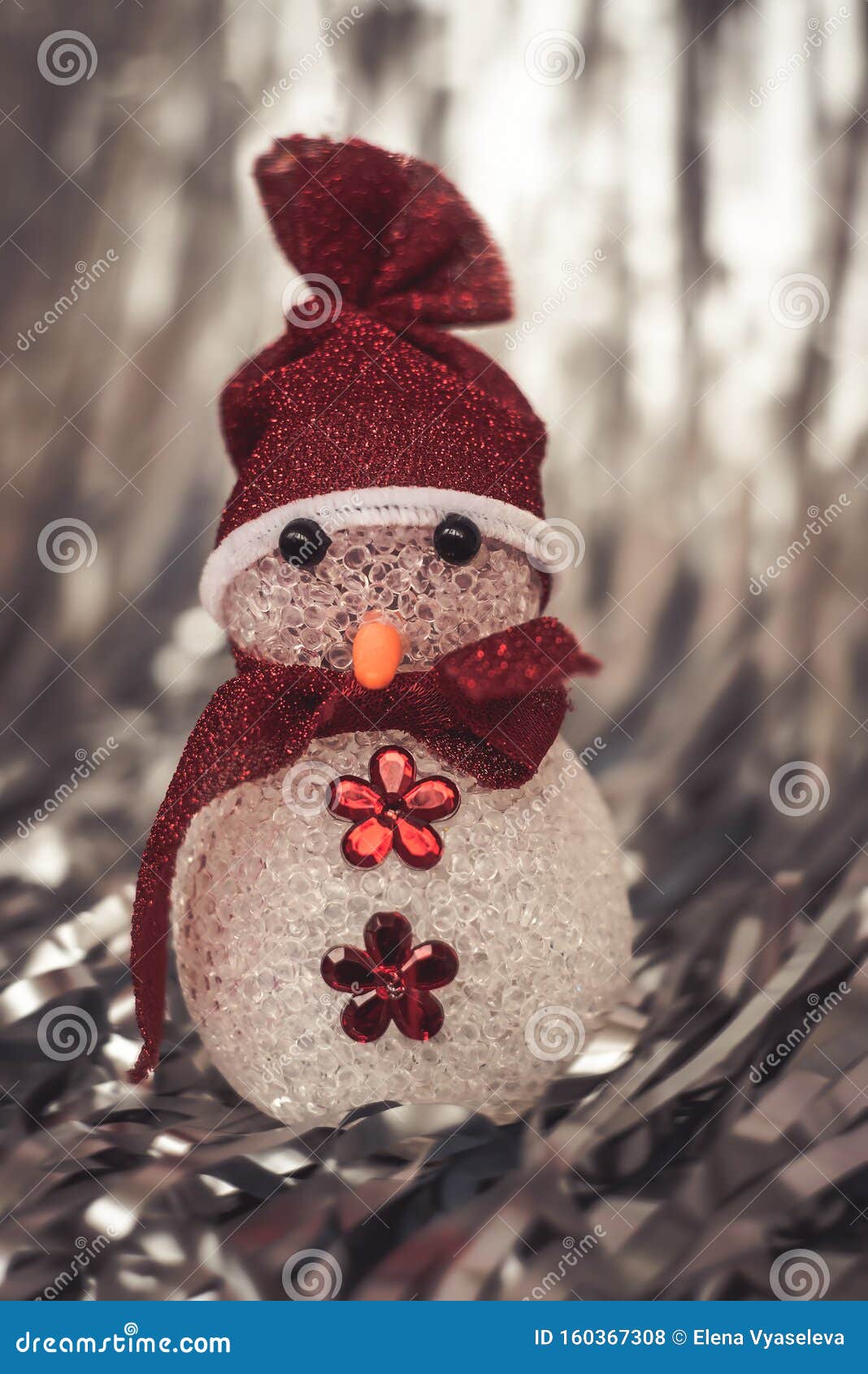 O Boneco De Neve Da Decoração De Natal Fecha O Papel De Natal Prateado  Brilhante Cartão De Saudação De Natal Foto de Stock - Imagem de inverno,  snowflake: 160367308