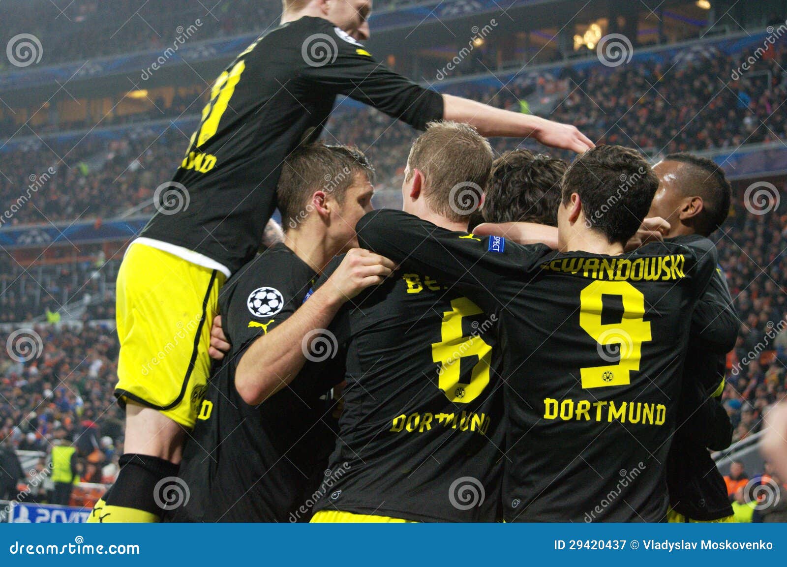 O Borussia Dortmund comemora o objetivo durante o fósforo da Champions League contra Shakhtar. DONETSK, UCRÂNIA 13 DE FEVEREIRO: O fósforo da Champions League Shakhtar (Donetsk) - Borussia (Dortmund). A contagem final 2 - o 2, 13 e o fevereiro 2012, Donbass-Arena, Donetsk, Ucrânia