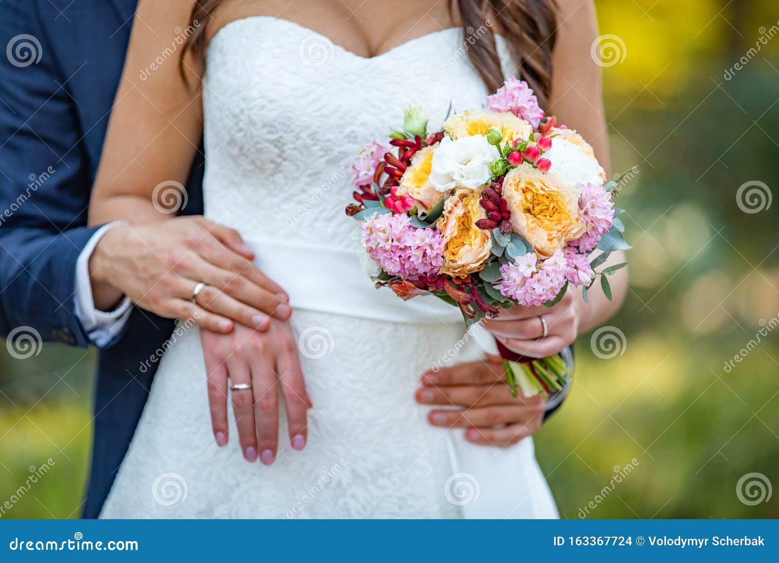 O Buquê Da Noiva Casal De Casamento Com As Mãos Mãos Noivas E Noivos Com  Anéis De Casamento E Vestidos De Noiva Foto de Stock - Imagem de ouro,  flores: 163367724