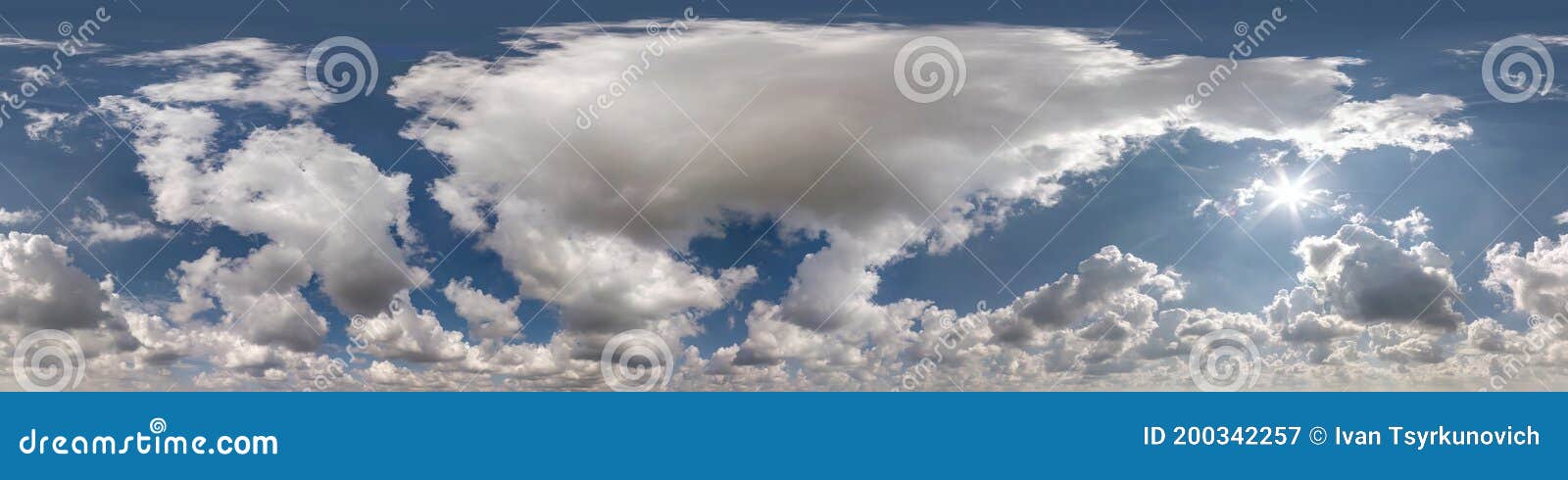 Céu azul com nuvens cumulus como panorama hdri 360 sem costura com