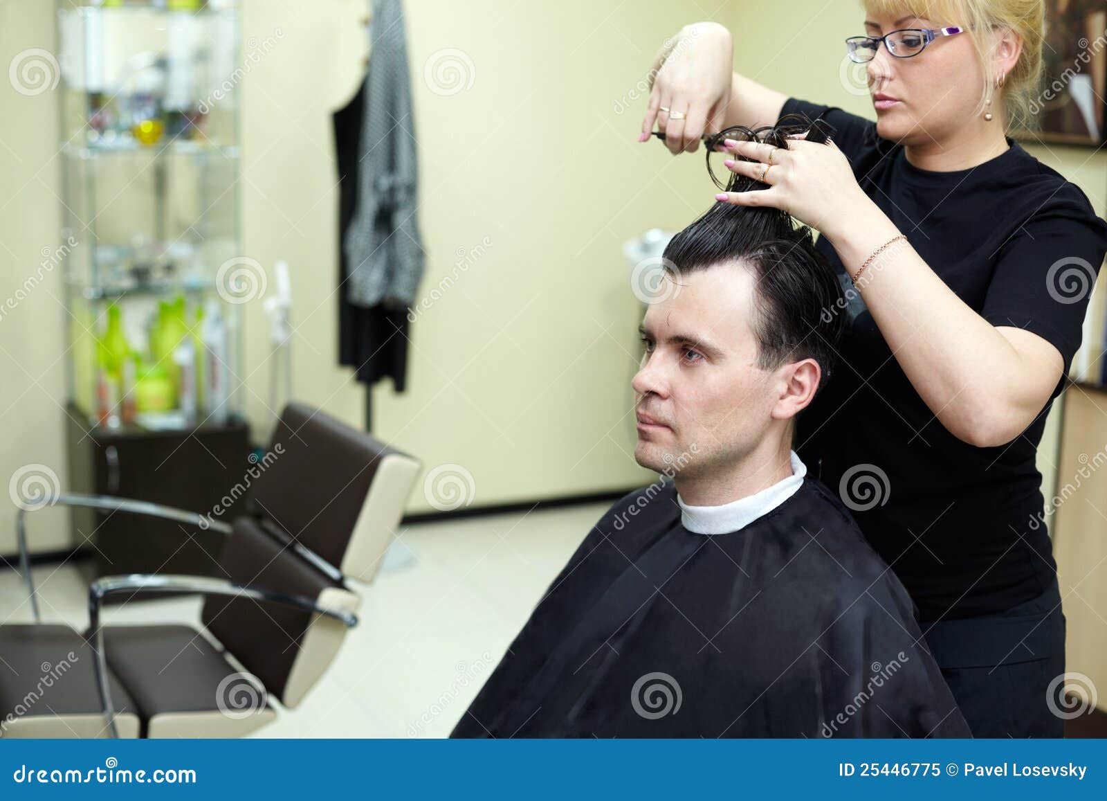 Cabeleireiro Fêmea Que Faz O Corte De Cabelo Masculino Com a