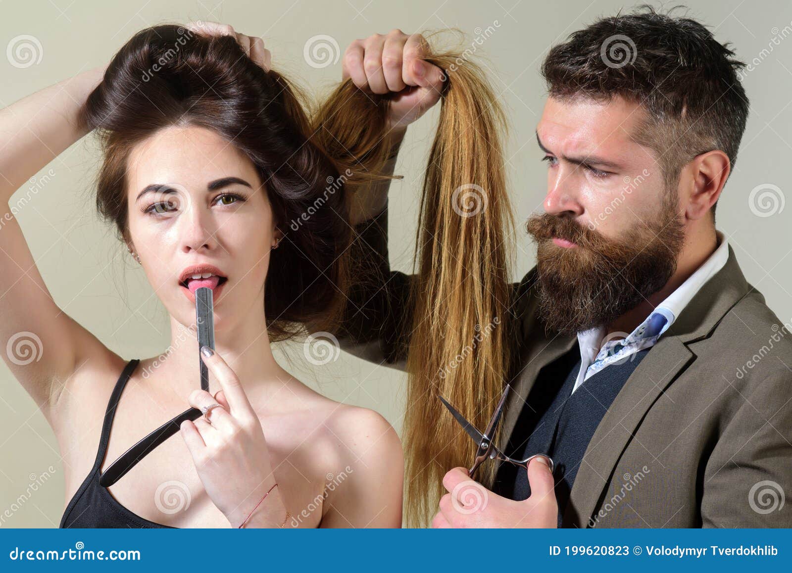 Mestre cabeleireiro faz penteado feminino com secador de cabelo e produtos  para o cabelo