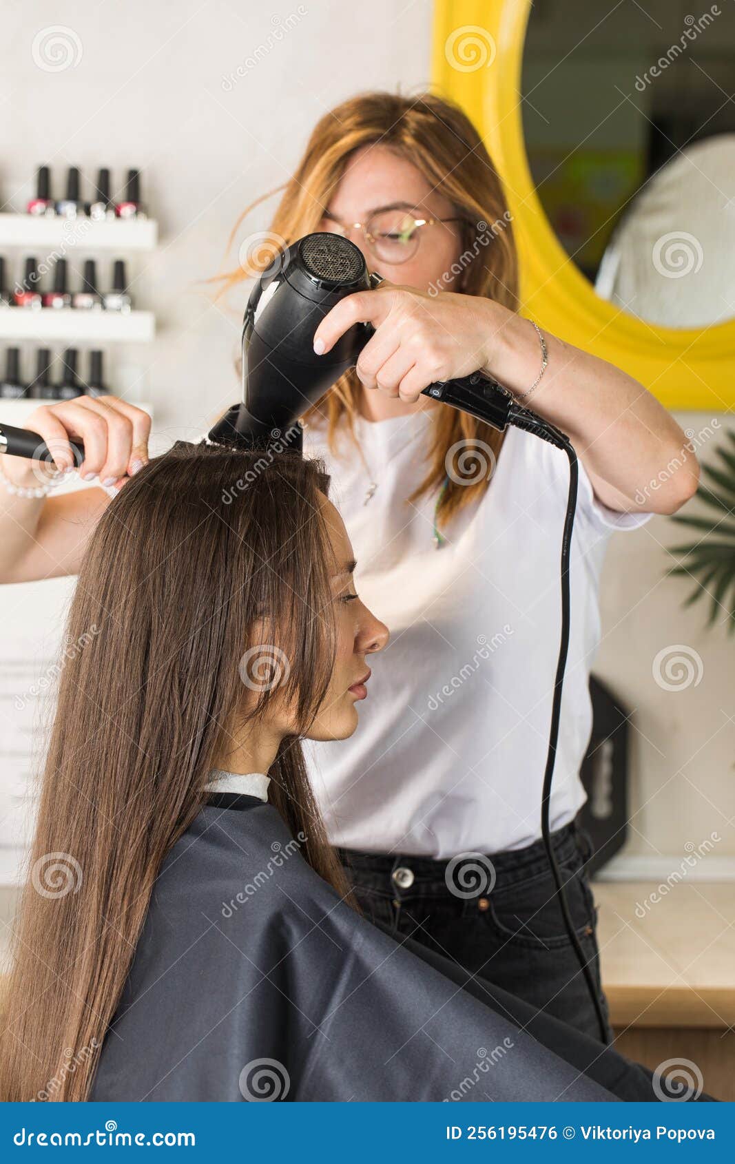 O Cabeleireiro Seca O Cabelo Do Cliente Com Secador De Cabelo E