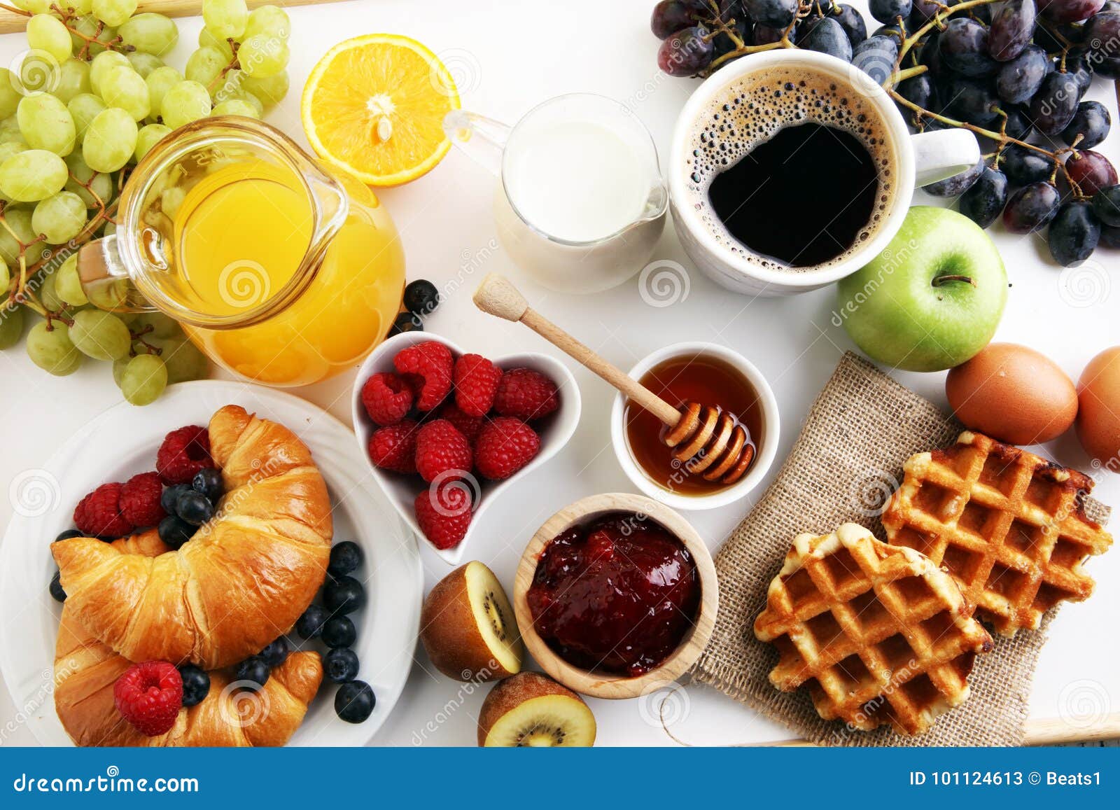 O café da manhã serviu com café, suco de laranja, croissant e frutos Dieta equilibrada