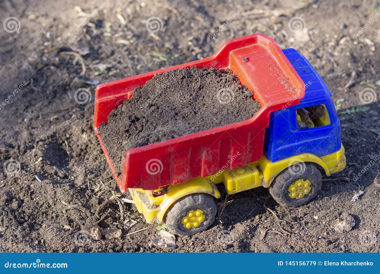 Caminhão basculante de caminhão de brinquedo em um fundo azul