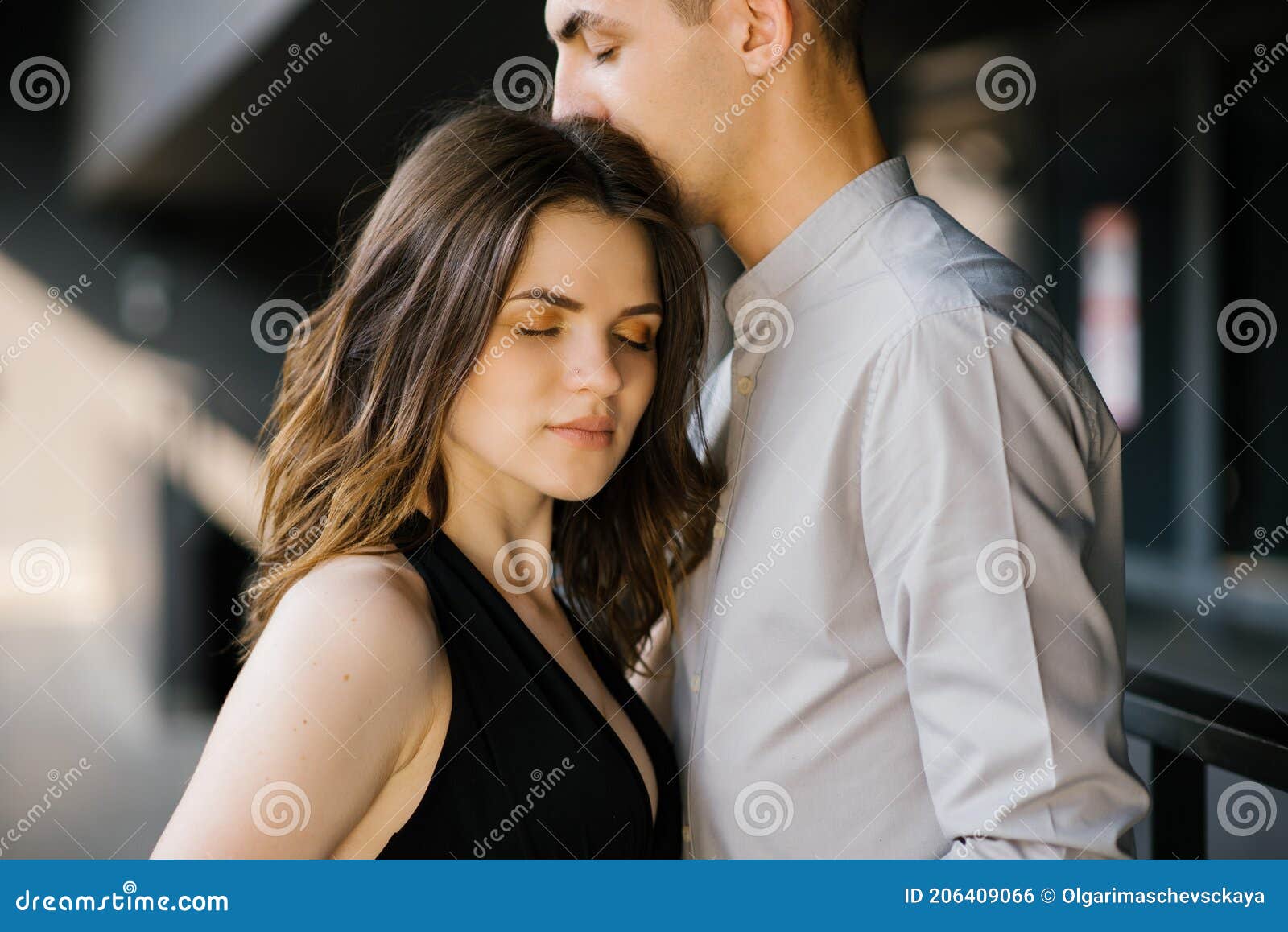 Linda garota beijando garoto na bochecha, feliz dia dos namorados
