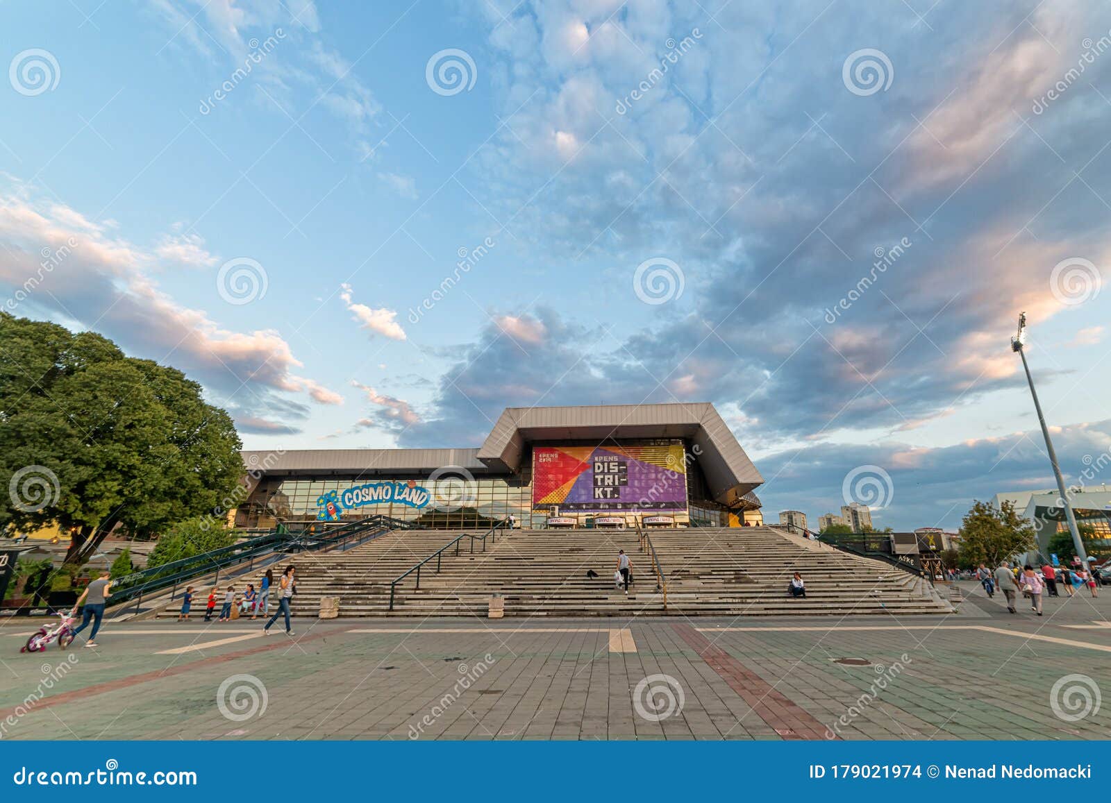 O Centro Desportivo Spc Vojvodina Comumente Designado Por Spens é Um Local  Multifuncional Localizado Em Novi Sad Vojvodina Serbia. Fotografia  Editorial - Imagem de tristeza, elementar: 179021977