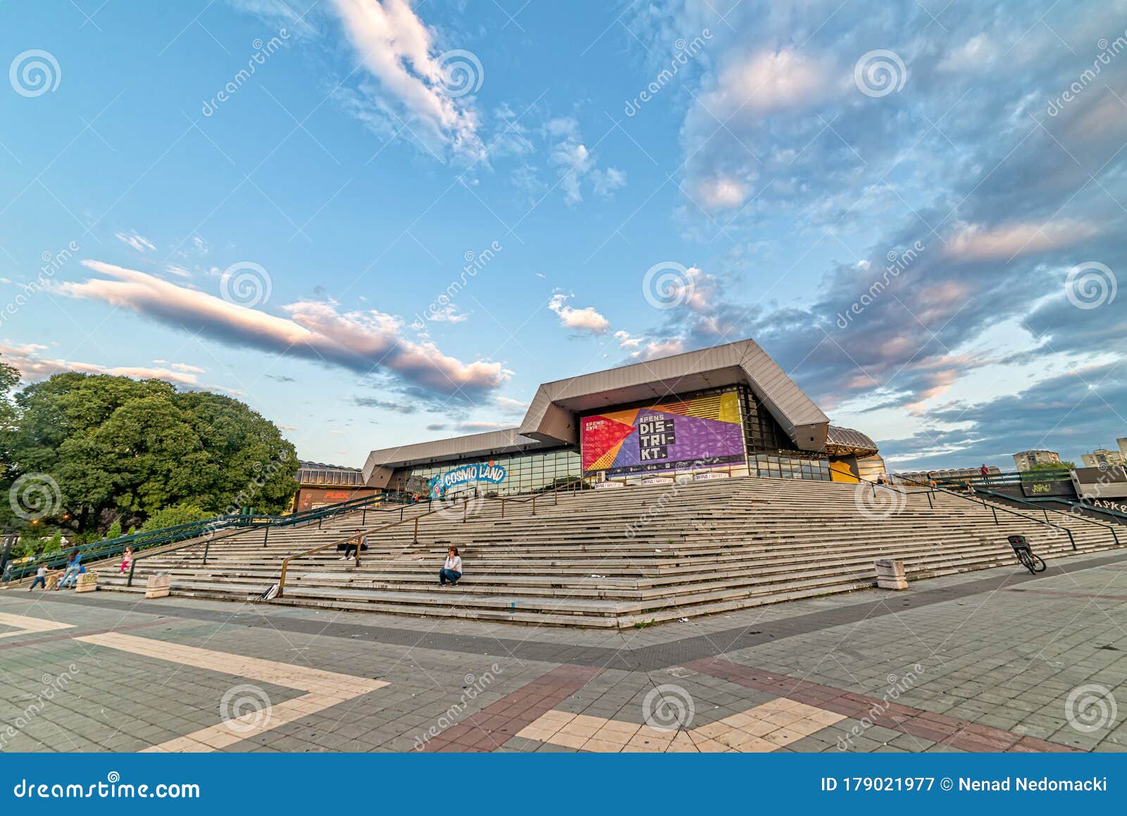 O Centro Desportivo Spc Vojvodina Comumente Designado Por Spens é Um Local  Multifuncional Localizado Em Novi Sad Vojvodina Serbia. Fotografia  Editorial - Imagem de tristeza, elementar: 179021977