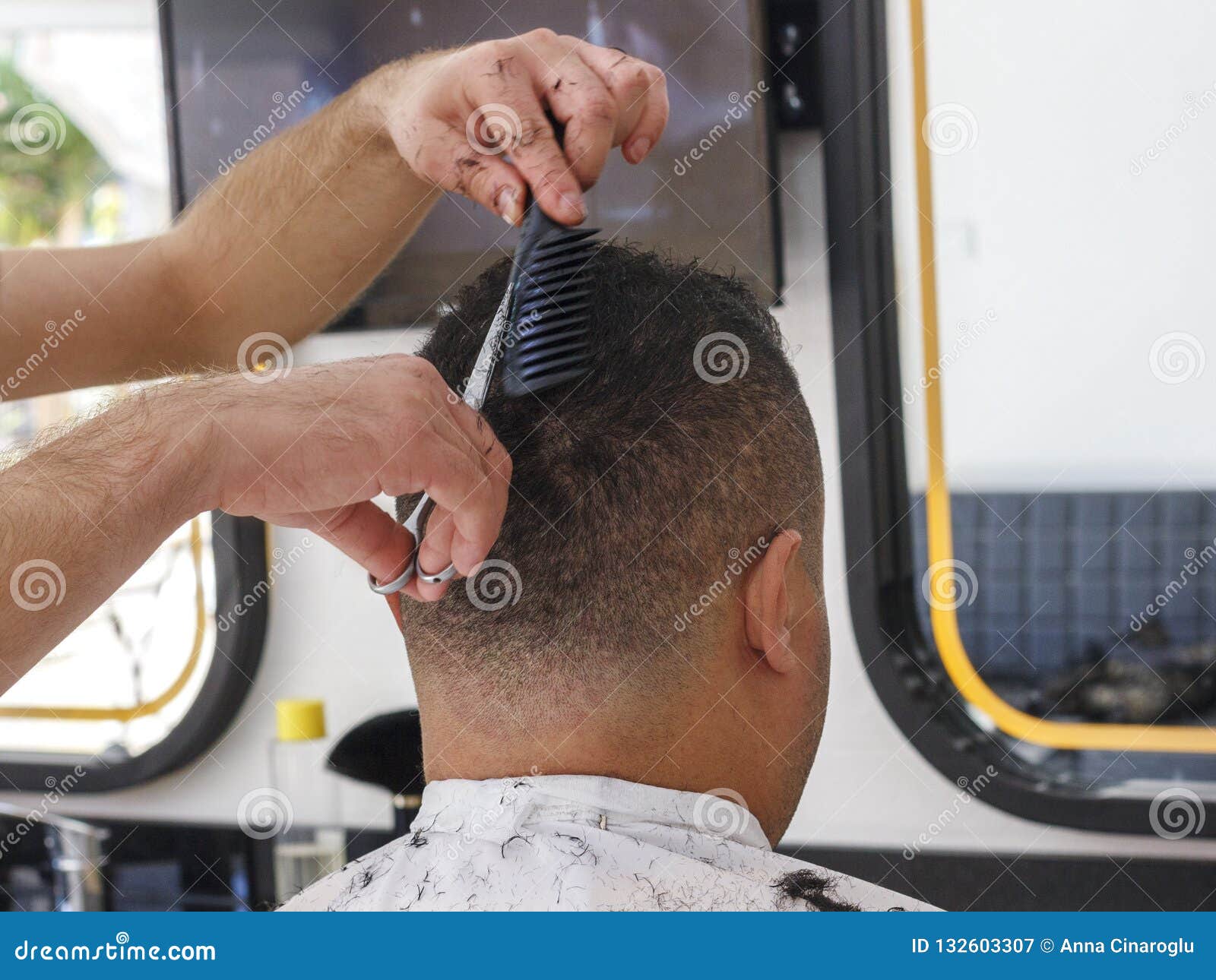 Salão. close-up de um corte de cabelo feminino, mestre em uma