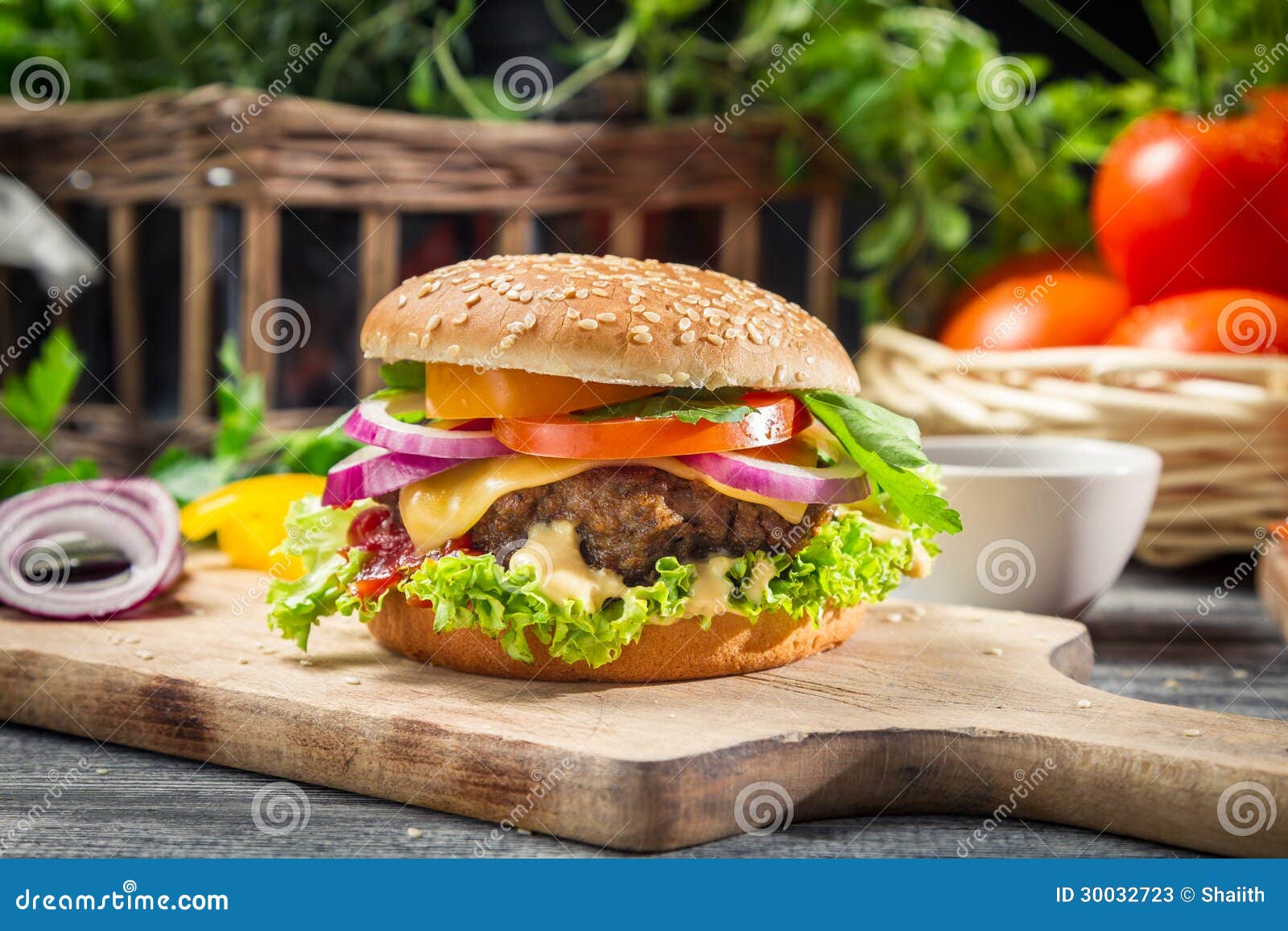 O close up do hamburguer fez vegetais e beaf do ââfrom na tabela de madeira velha