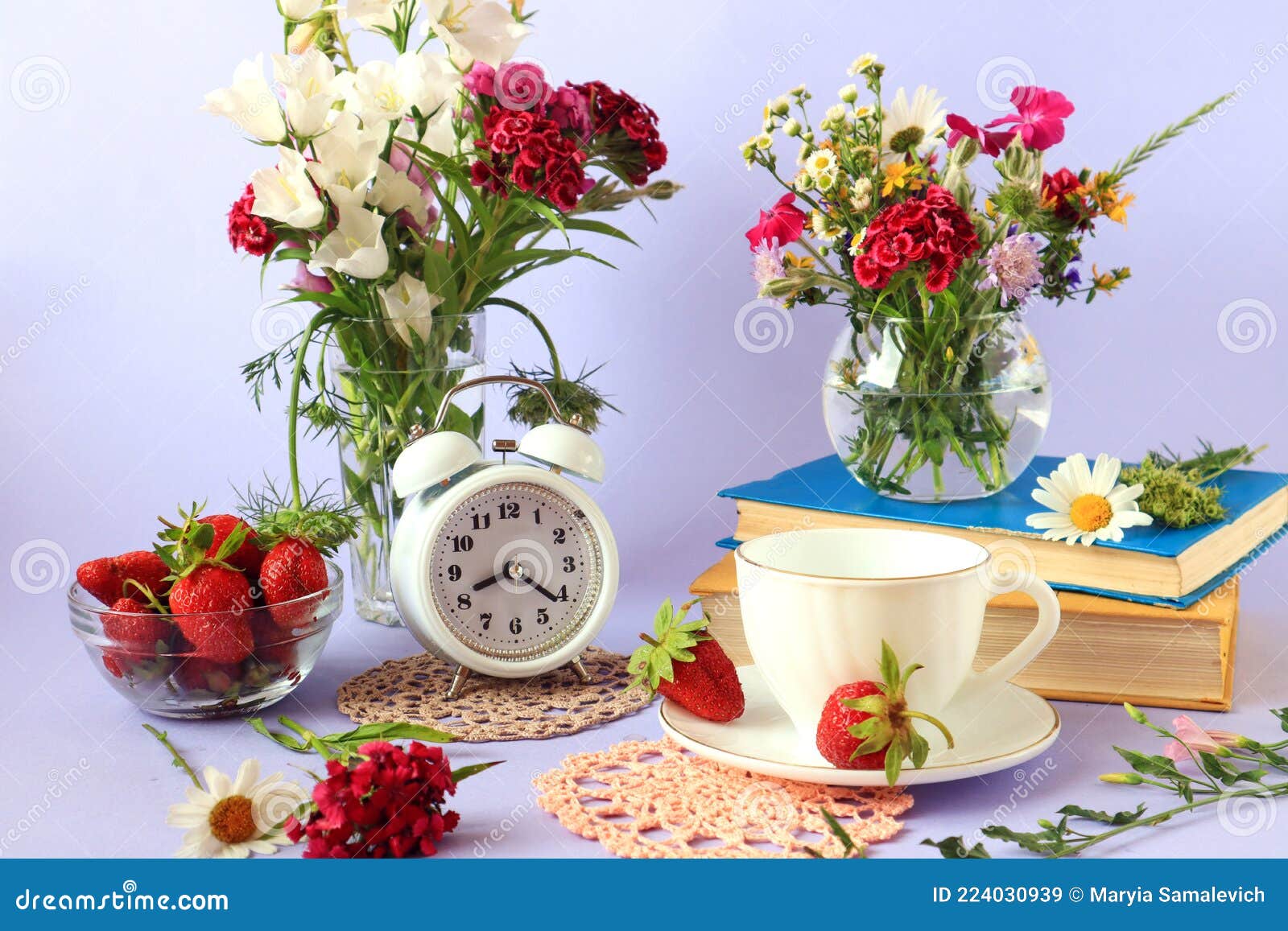O Conceito De Bom Dia E Bom Humor. Escreve Uma Xícara De Chá Flores Silvestres Em Vasos Morangos Dentro E Em Volta De Uma Xícara D Imagem de Stock - Imagem de O Conceito De Bom Dia E Bom Humor. Escreve Uma Xícara De Chá Flores Silvestres Em Vasos Morangos Dentro E Em Volta De Uma Xícara D Imagem de Stock - Imagem de