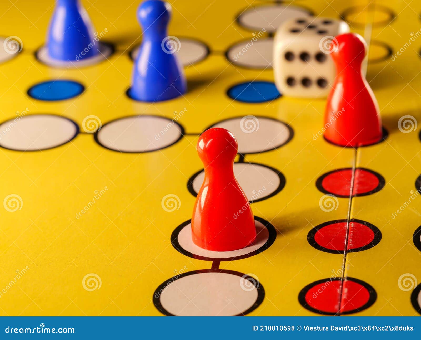 Brinquedos de tabuleiro de jogo ludo para crianças prontos para