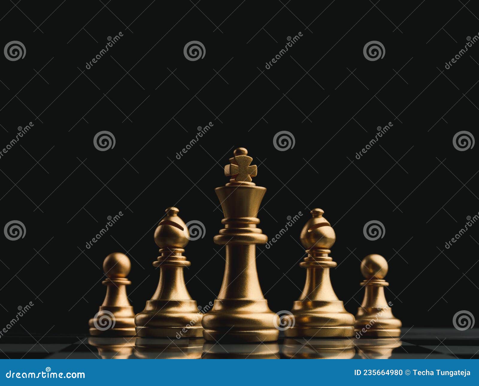 A peça de xadrez da rainha dourada em pé com o cavaleiro de prata caindo,  torre, bispo, peças de peão no tabuleiro de xadrez em fundo escuro, vista  superior. conceito de estratégia