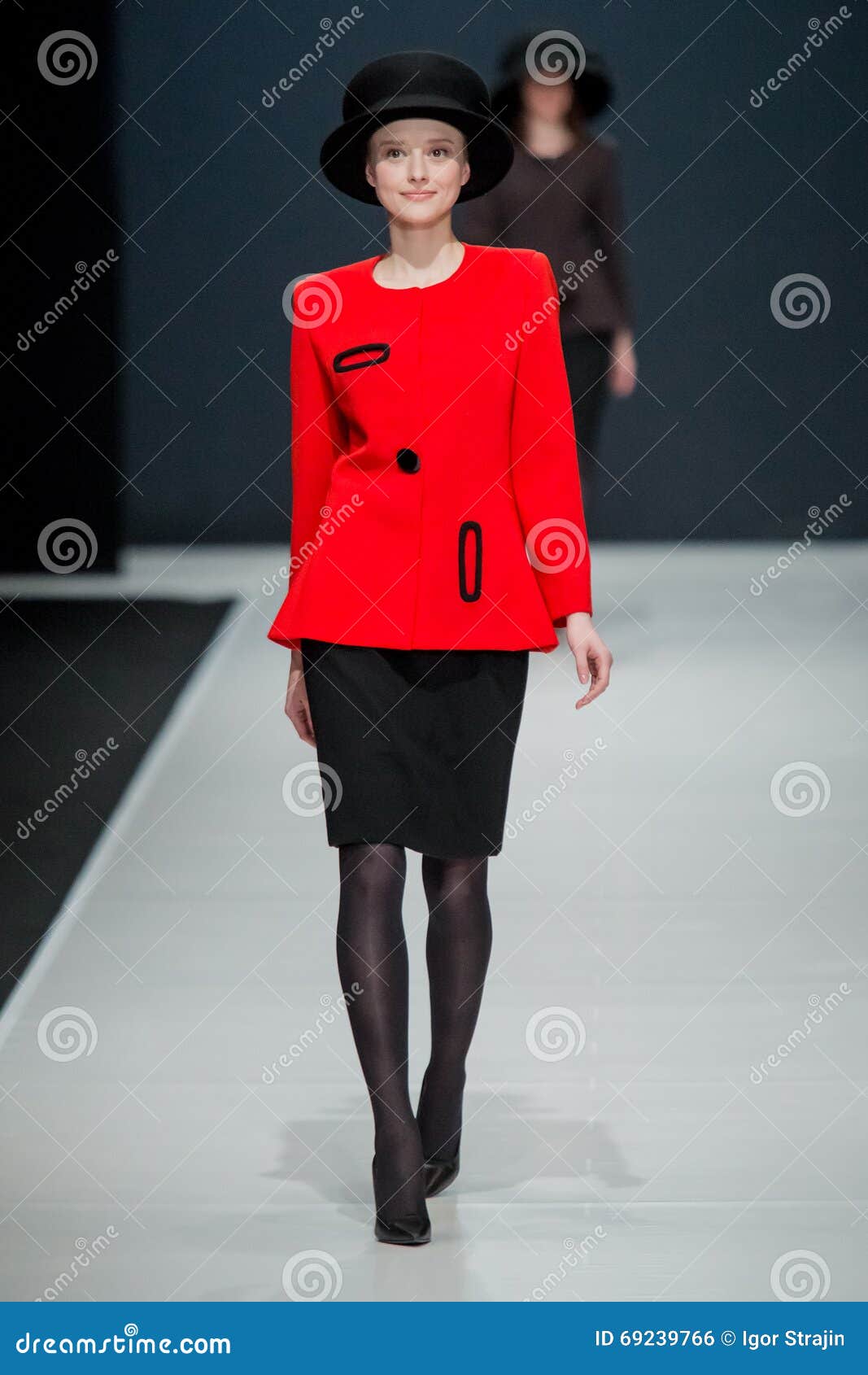 O desfile de moda Pierre Cardin na semana de moda de Moscou com amor para Rússia o 22 de março de 2016. O modelo fêmea no desfile de moda Pierre Cardin na semana de moda de Moscou com amor para o Queda-inverno de Rússia 2016/2017 de 22 de março de 2016