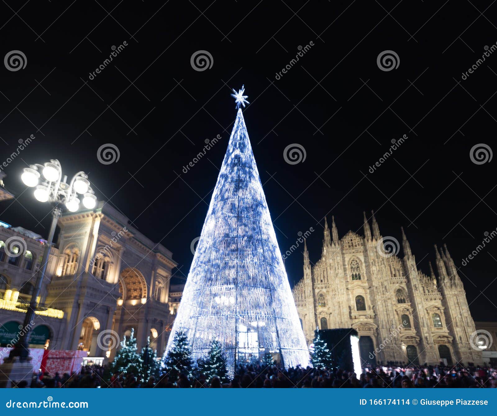 O Duomo De Milão No Natal, Com a Típica árvore Iluminada No Meio Da Praça Imagem de Stock Editorial - Imagem de antigo, marco: 166174114 O Duomo De Milão No Natal, Com a Típica árvore Iluminada No Meio Da Praça Imagem de Stock Editorial - Imagem de antigo, marco: 166174114