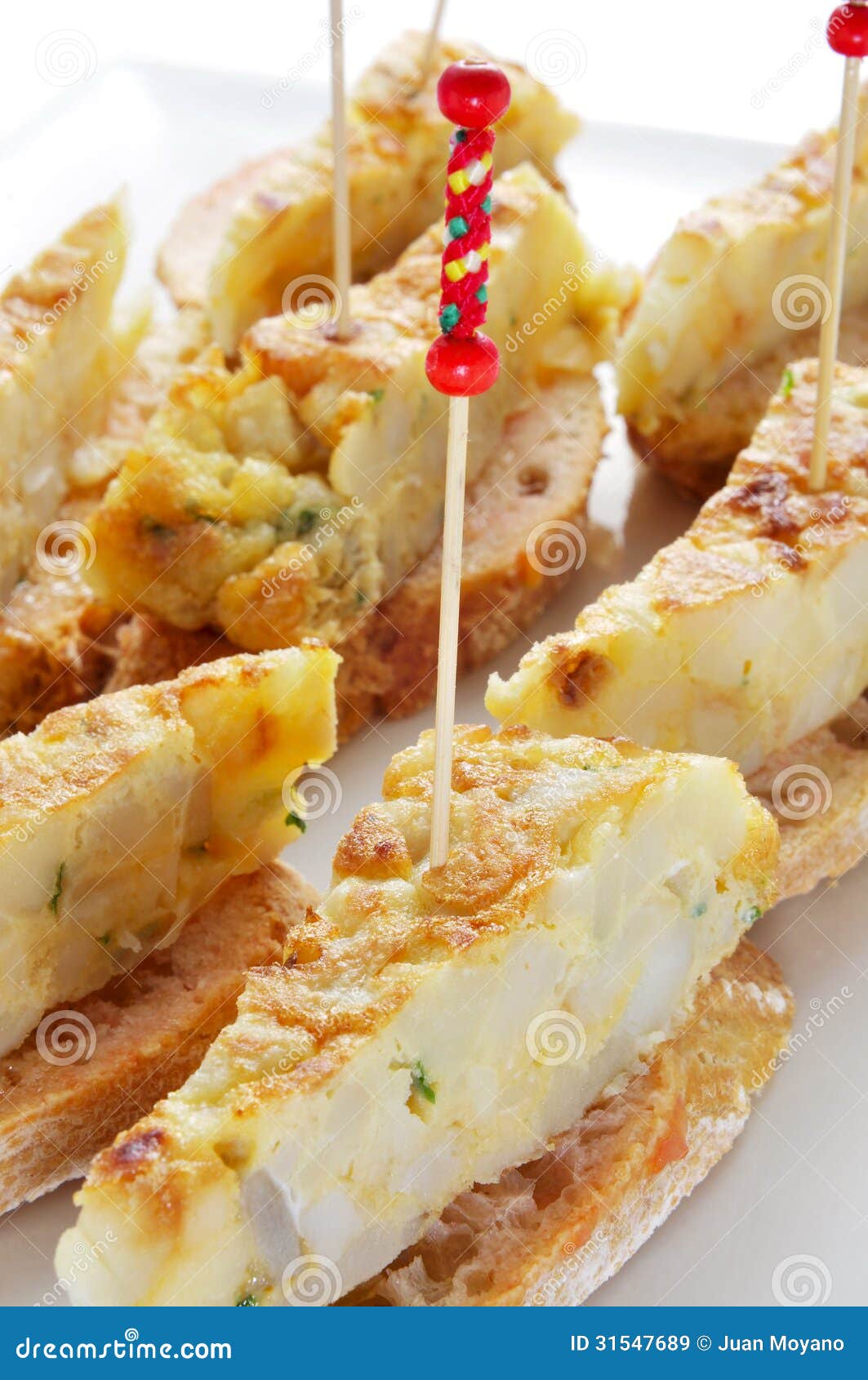 Pegando Um Pedaço De Omelete Espanhol Com Um Garfo. Foto de Stock