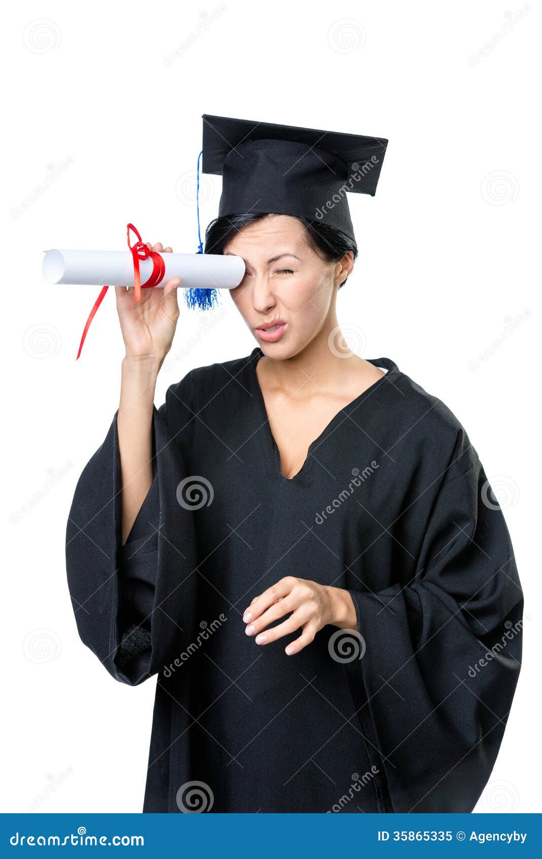 O estudante de graduação mantém o diploma como o telescópio, isolado no branco
