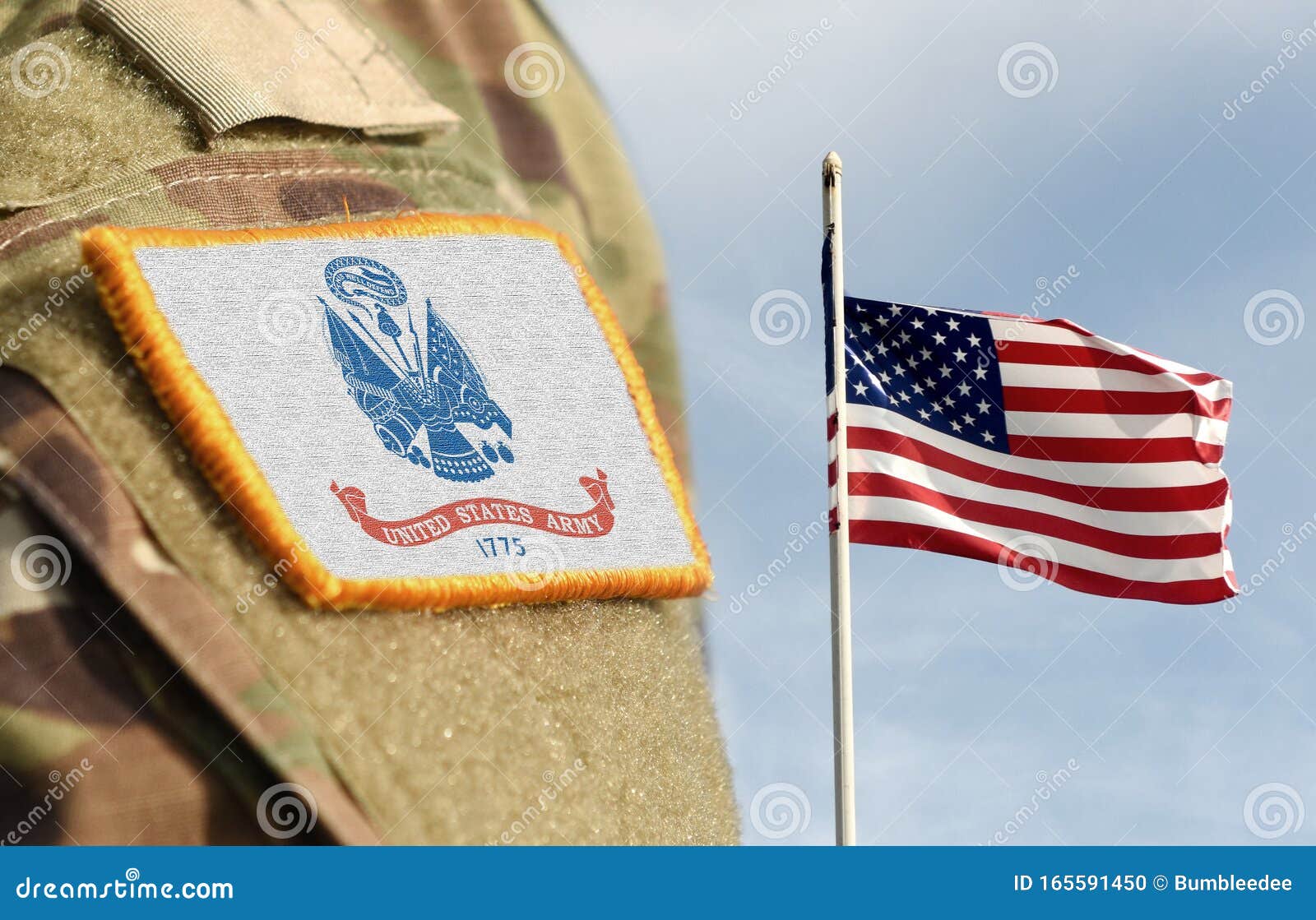 Estados Unidos da América bandeira e casaco uniforme militar dobrado.  Símbolos militares fundo conceitual banner para feriados patrióticos  americanos fotos, imagens de © Mehaniq #335418022