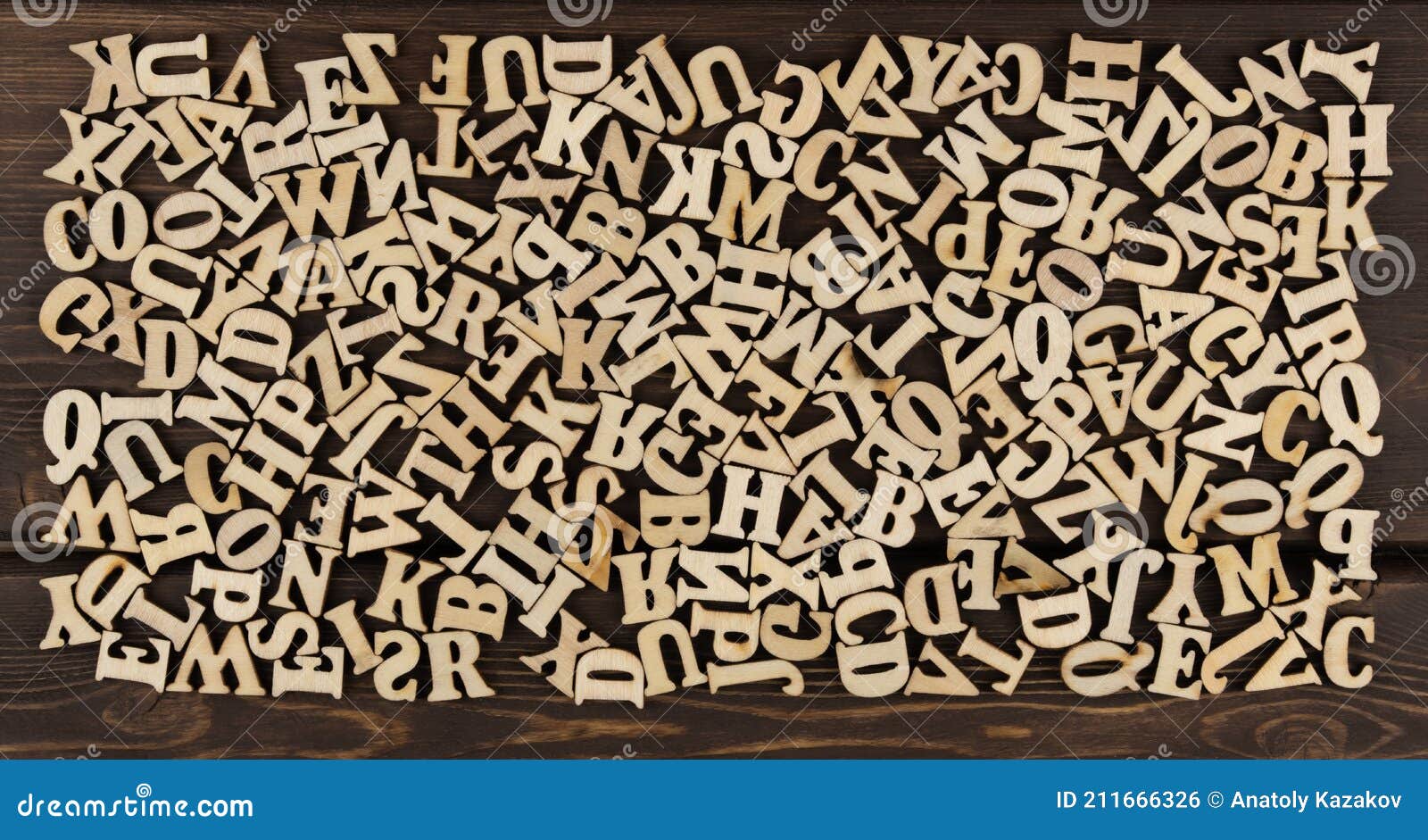 muitas letras de madeira do alfabeto inglês entre o garfo e a faca