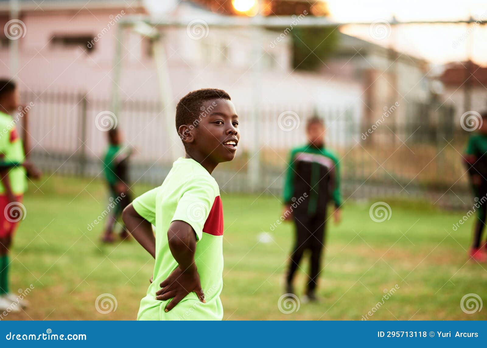 Jogadores de futebol novos foto de stock. Imagem de atleta - 63167832