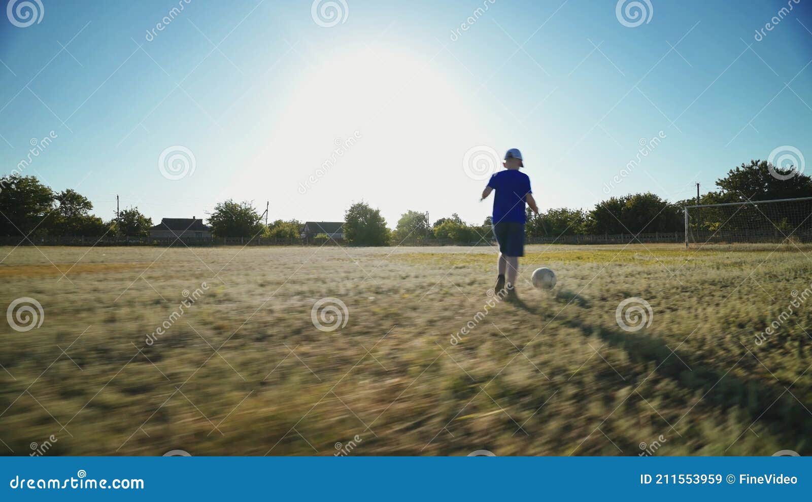 Jogador de futebol colocando a bola na grama ângulo baixo do