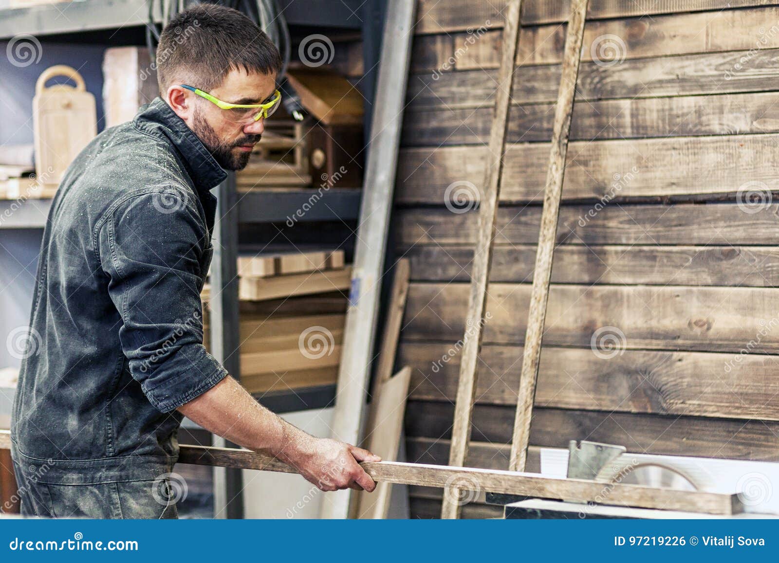 O Homem Corta De Madeira Em Uma Serra Circular Foto de Stock - Imagem de madeira, homem: 97219226