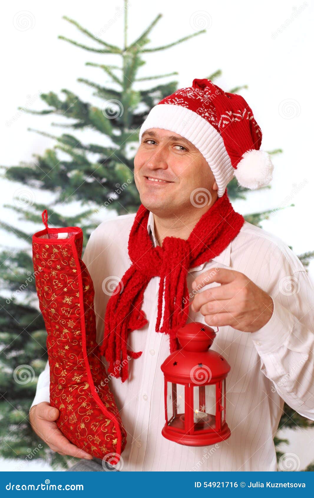 O Homem Feliz No Tampão Do Natal Está Guardando O Saco Vermelho Grande Foto  de Stock - Imagem de adulto, macho: 54921716
