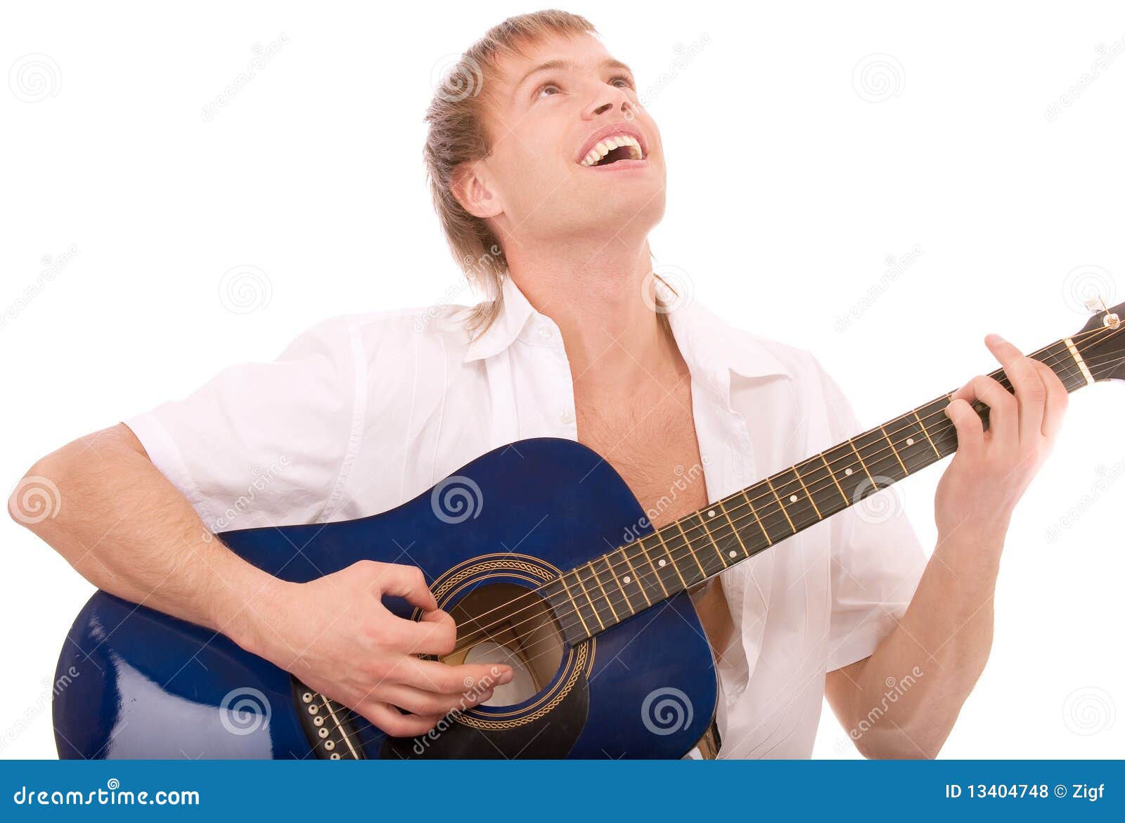 Мужчина поет на гитаре. Гитара в руках. Человек играет на гитаре. Мужчина играет на гитаре. Красивый мужчина улыбка с гитарой.