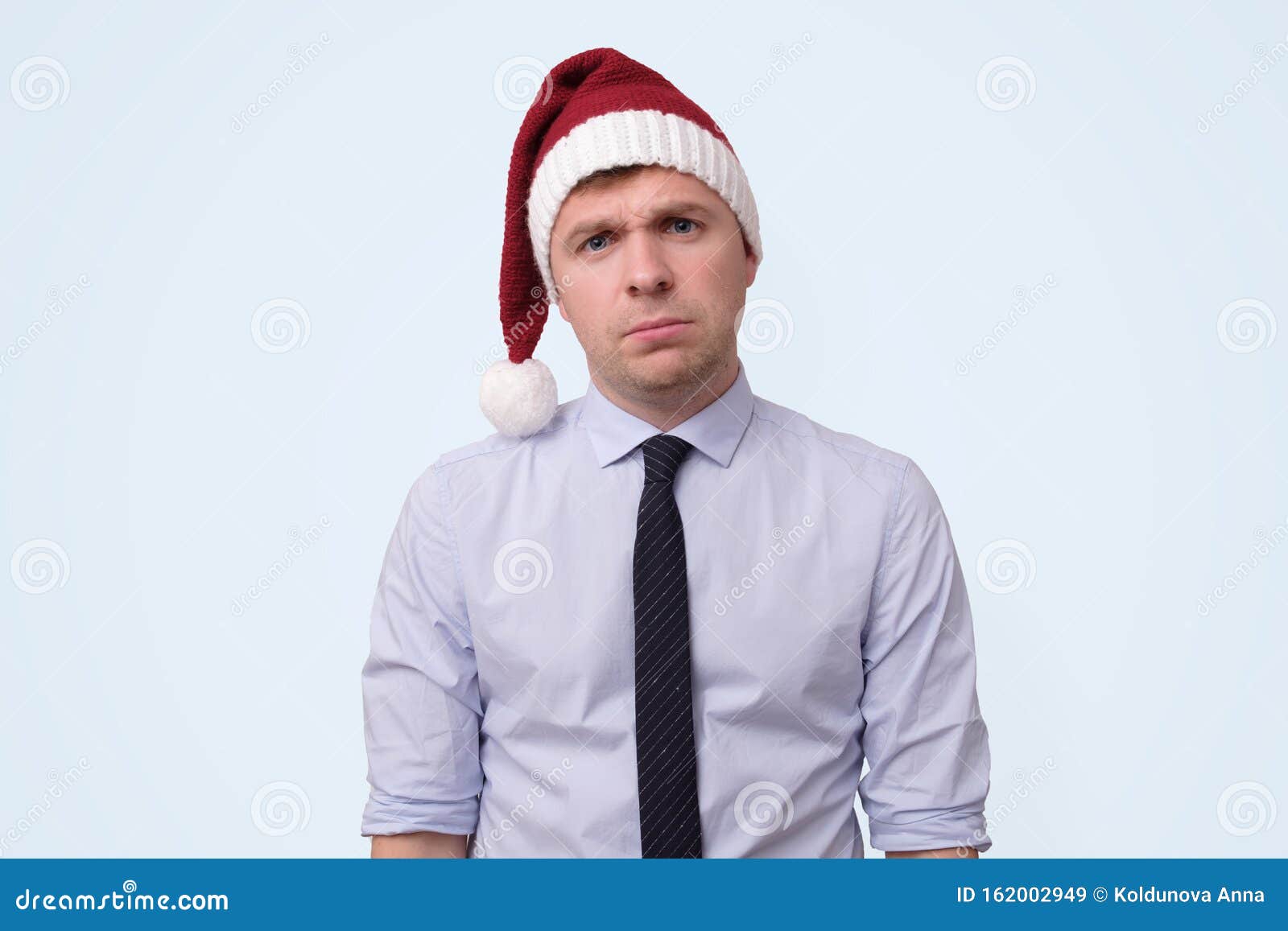 O Homem Que Usa Chapéu Vermelho De Natal Está Chateado Porque Está Cansado De Trabalhar No Escritório Imagem de Stock - Imagem de humano, oprimido: 162002949 O Homem Que Usa Chapéu Vermelho De Natal Está Chateado Porque Está Cansado De Trabalhar No Escritório Imagem de Stock - Imagem de humano, oprimido: 162002949