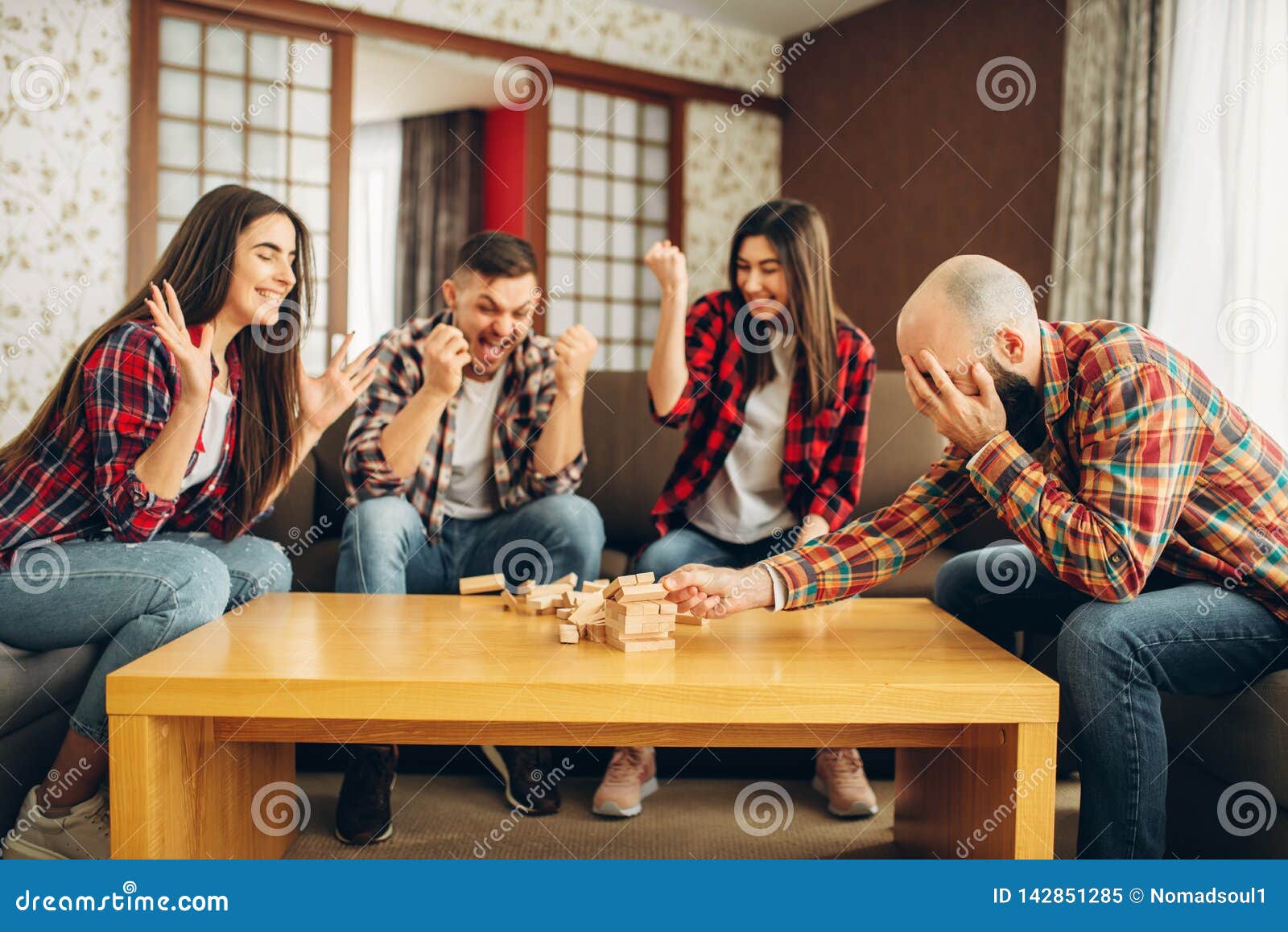 O Jenga Dos Jogos Dos Amigos Em Casa, a Torre Caiu Imagem de Stock